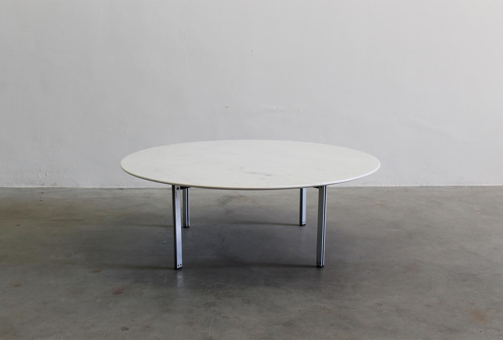 Mid-Century Modern Table basse ronde en marbre White et métal Florence Knoll Italie des années 50 en vente
