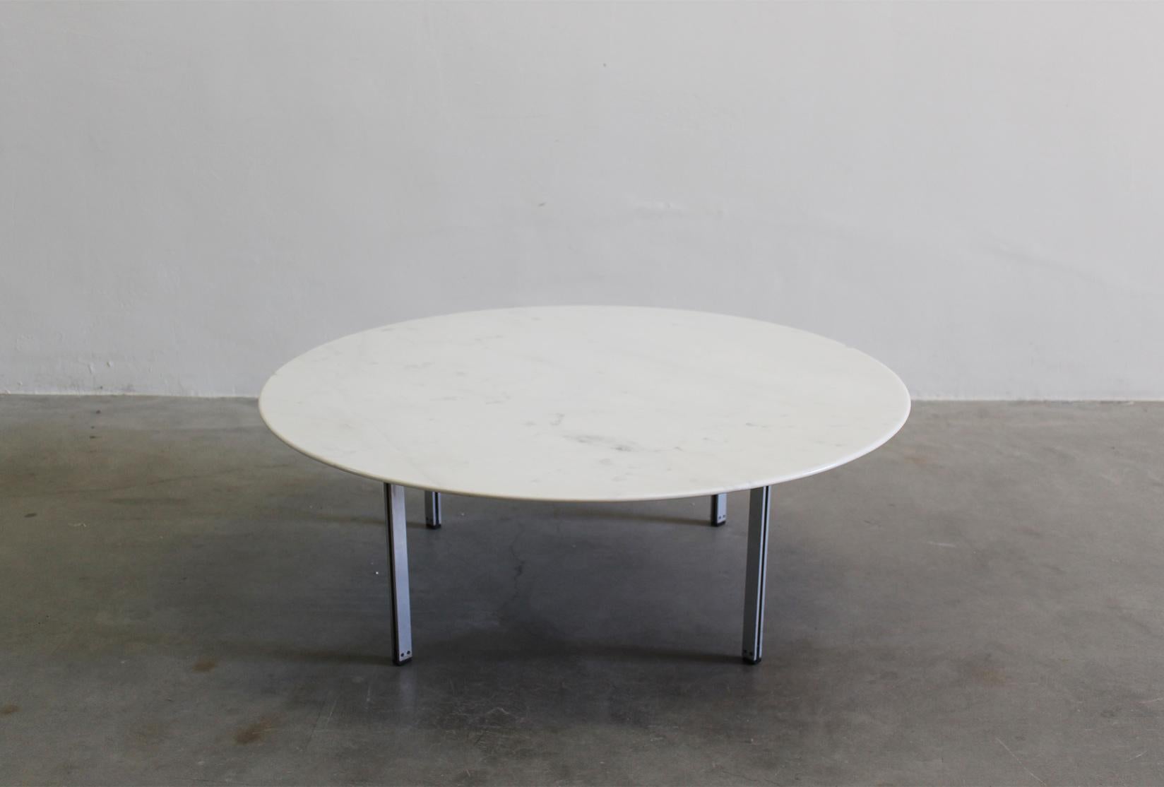 italien Table basse ronde en marbre White et métal Florence Knoll Italie des années 50 en vente