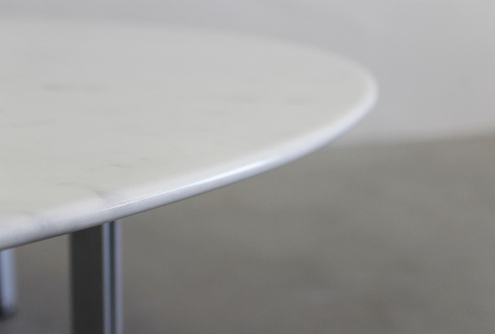 Florence Knoll Round Low Table in White Marble and Metal by Knoll 1950s Italy In Good Condition For Sale In Montecatini Terme, IT