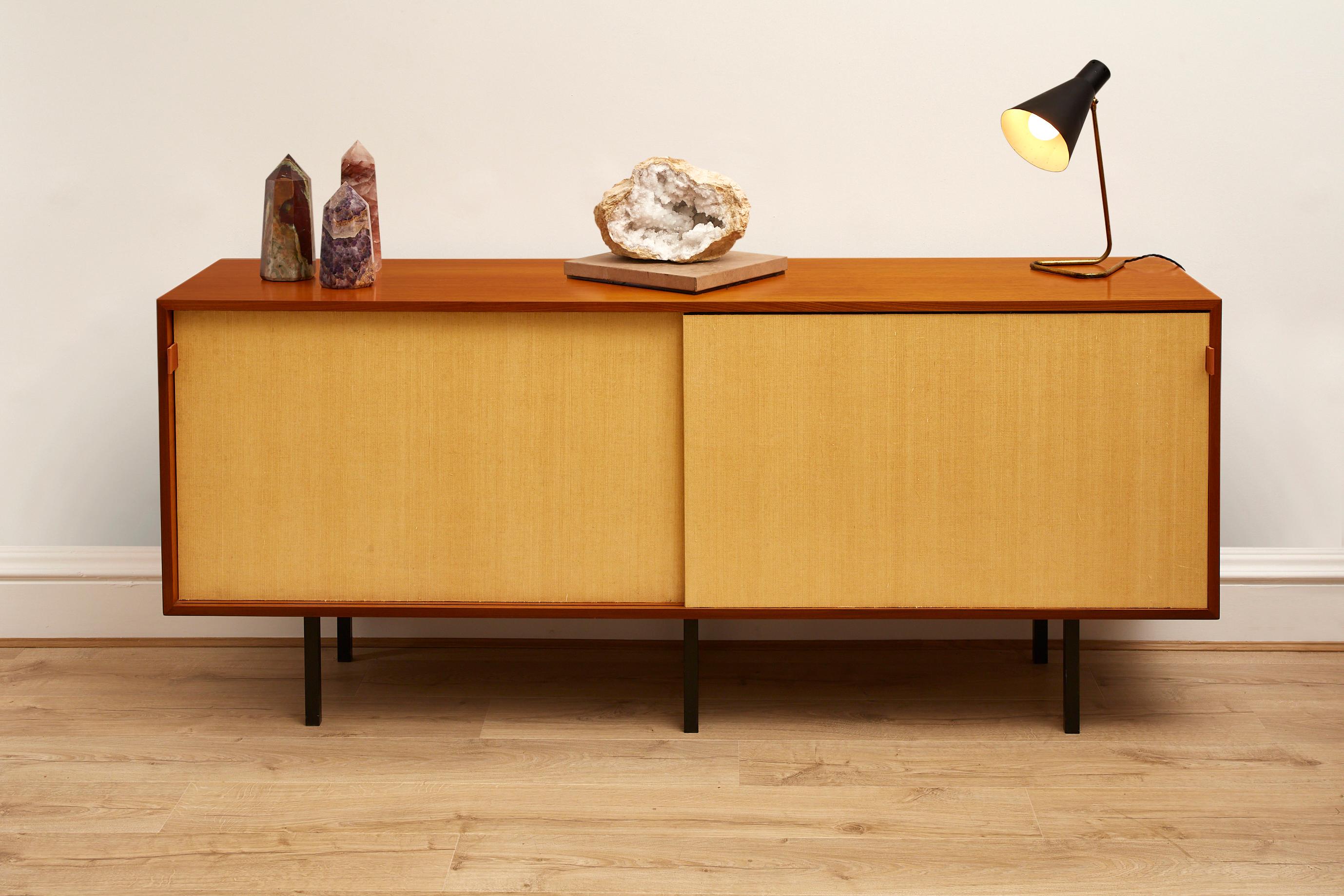 Seltenes Teakholz-Sideboard Modell 116 aus den 1950er Jahren mit Schiebetüren mit Seegrasfront von Florence Knoll für Knoll International


