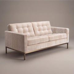 Florence Knoll Settee Loveseat aus Limani-Mohair und gebürsteter Bronze