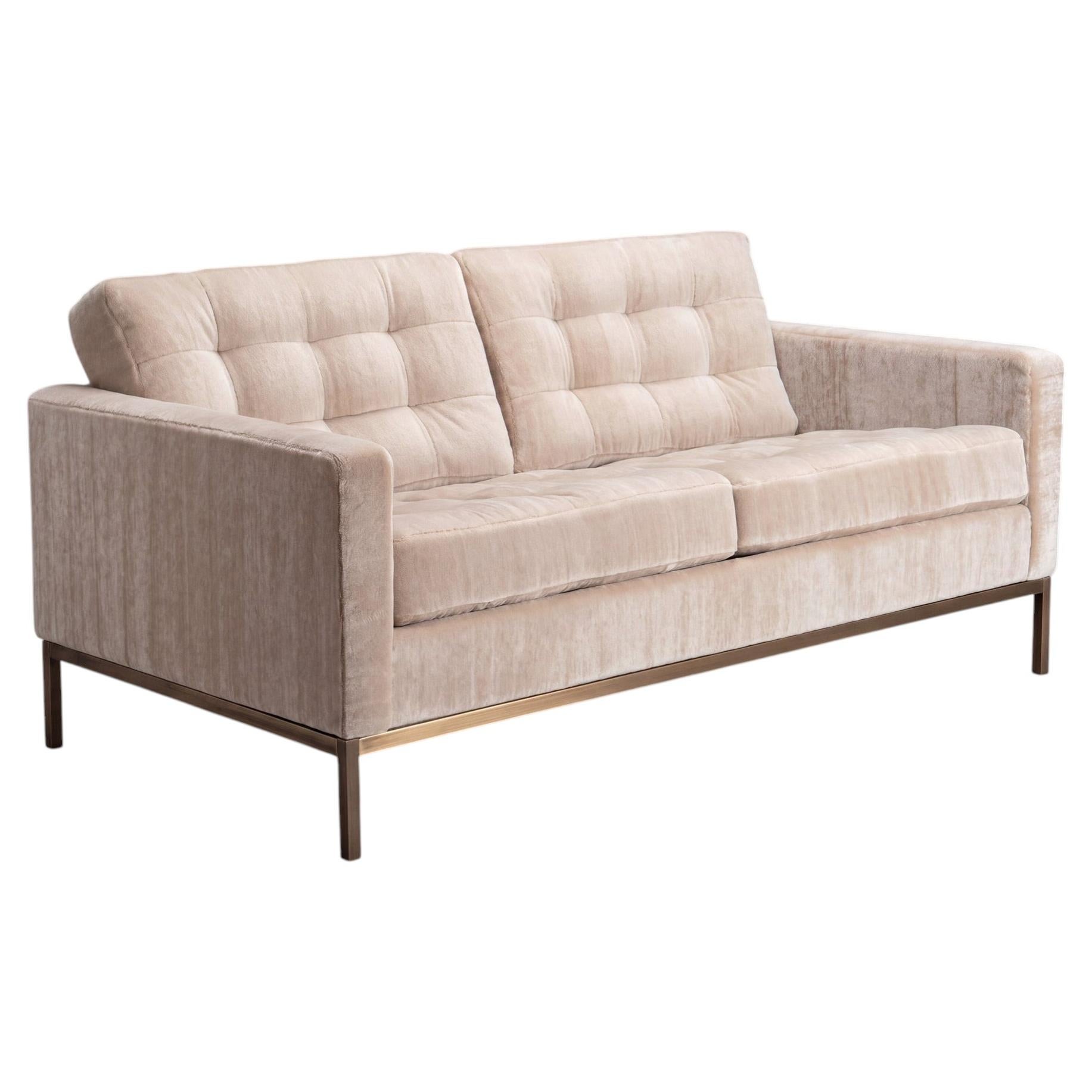 Florence Knoll Settee Loveseat aus Limani-Mohair und gebürsteter Bronze im Angebot
