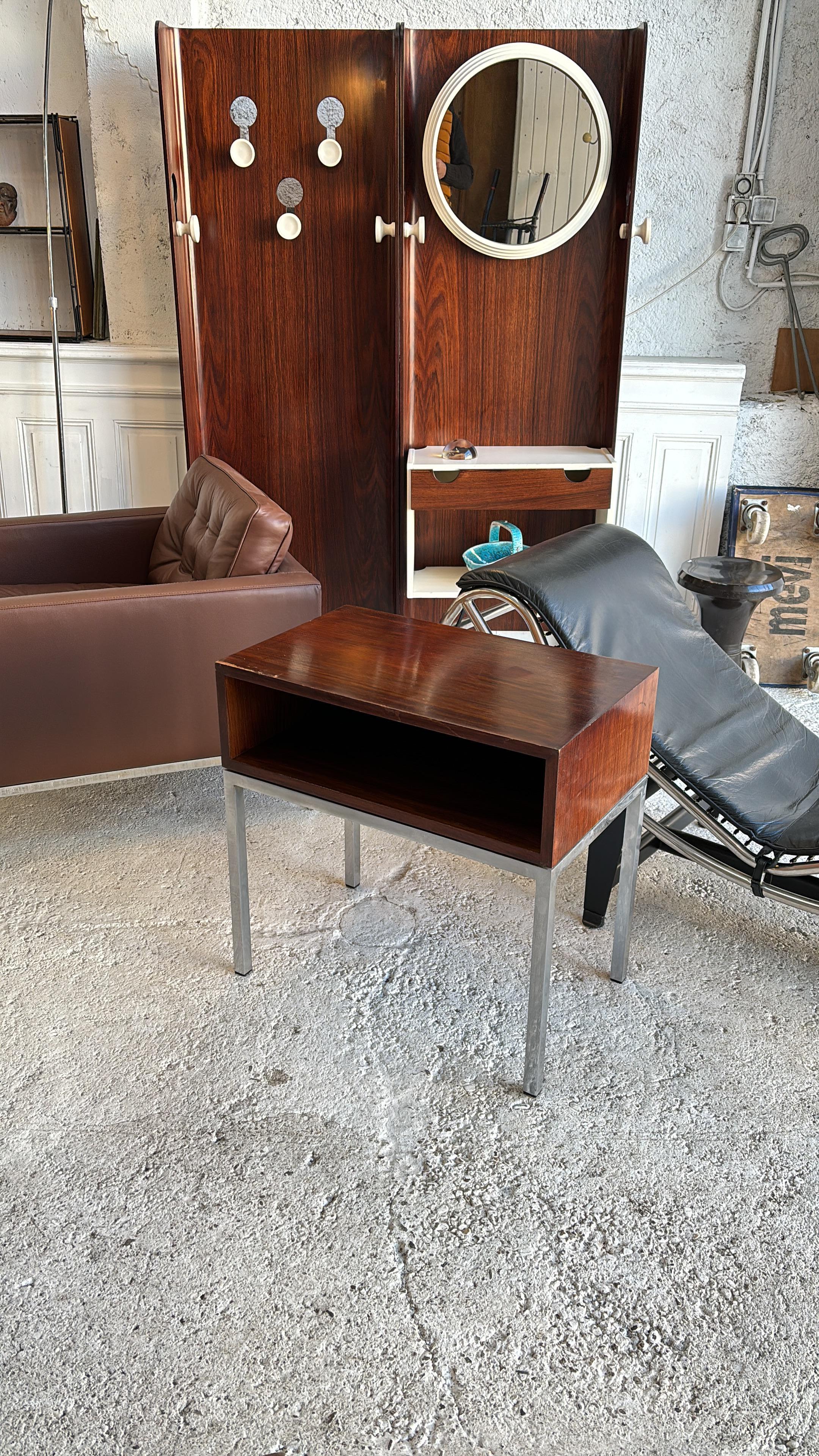 Perfekter Beistelltisch aus Palisander von Florence Knoll 
Knoll international edition 70er Jahre mit original Label 
Das ist wirklich ein guter Tisch, um das nächste Sofa zu präsentieren 

Chrom Metall ist in perfektem Zustand, wie Palisander oben
