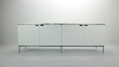 Buffet Florence Knoll "Credenza 190" Blanc brillant et dessus en marbre pour Knoll Int