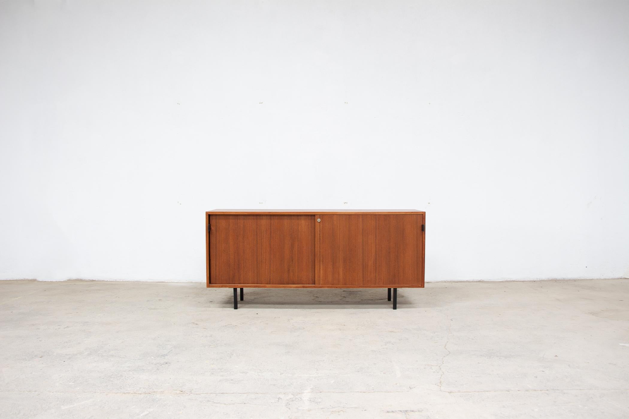 Buffet en noyer Florence Knoll, édition internationale Knoll, années 1960.

Le buffet de référence du style international.

Labellisé Knoll International.

Ouverture avec deux portes coulissantes et poignées en cuir noir. La clé de la serrure est