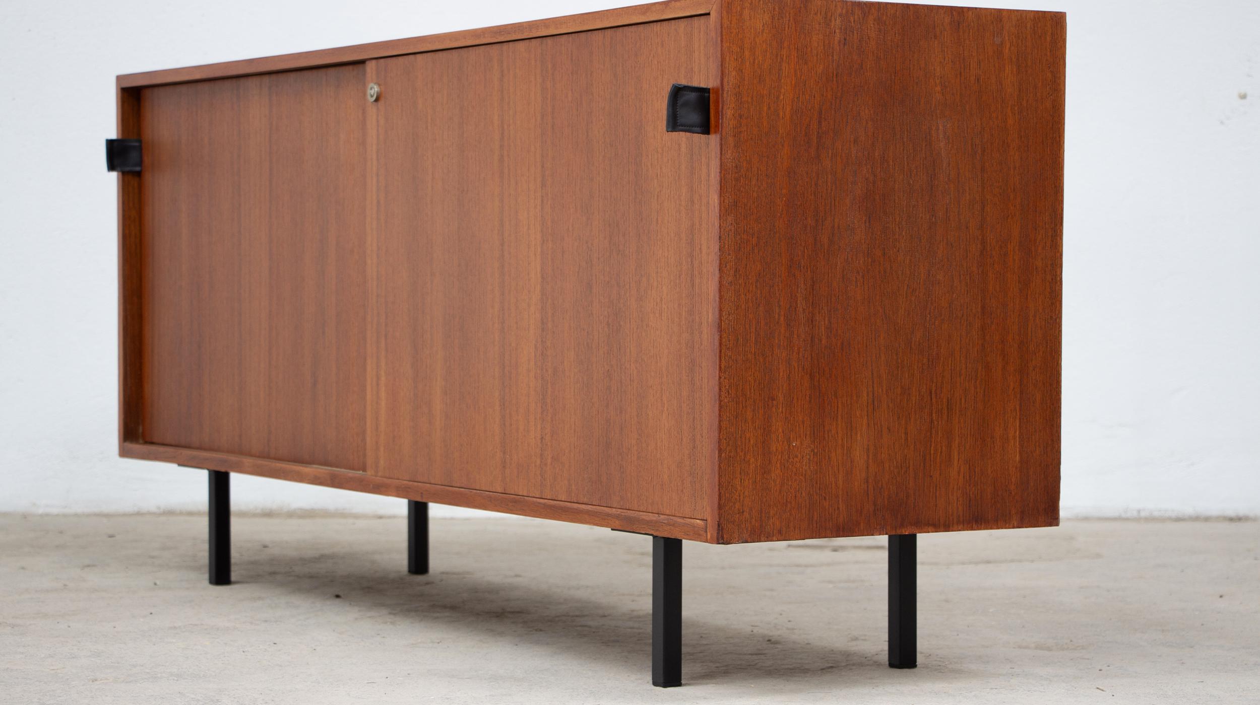 Noyer Enfilade Florence Knoll en vente