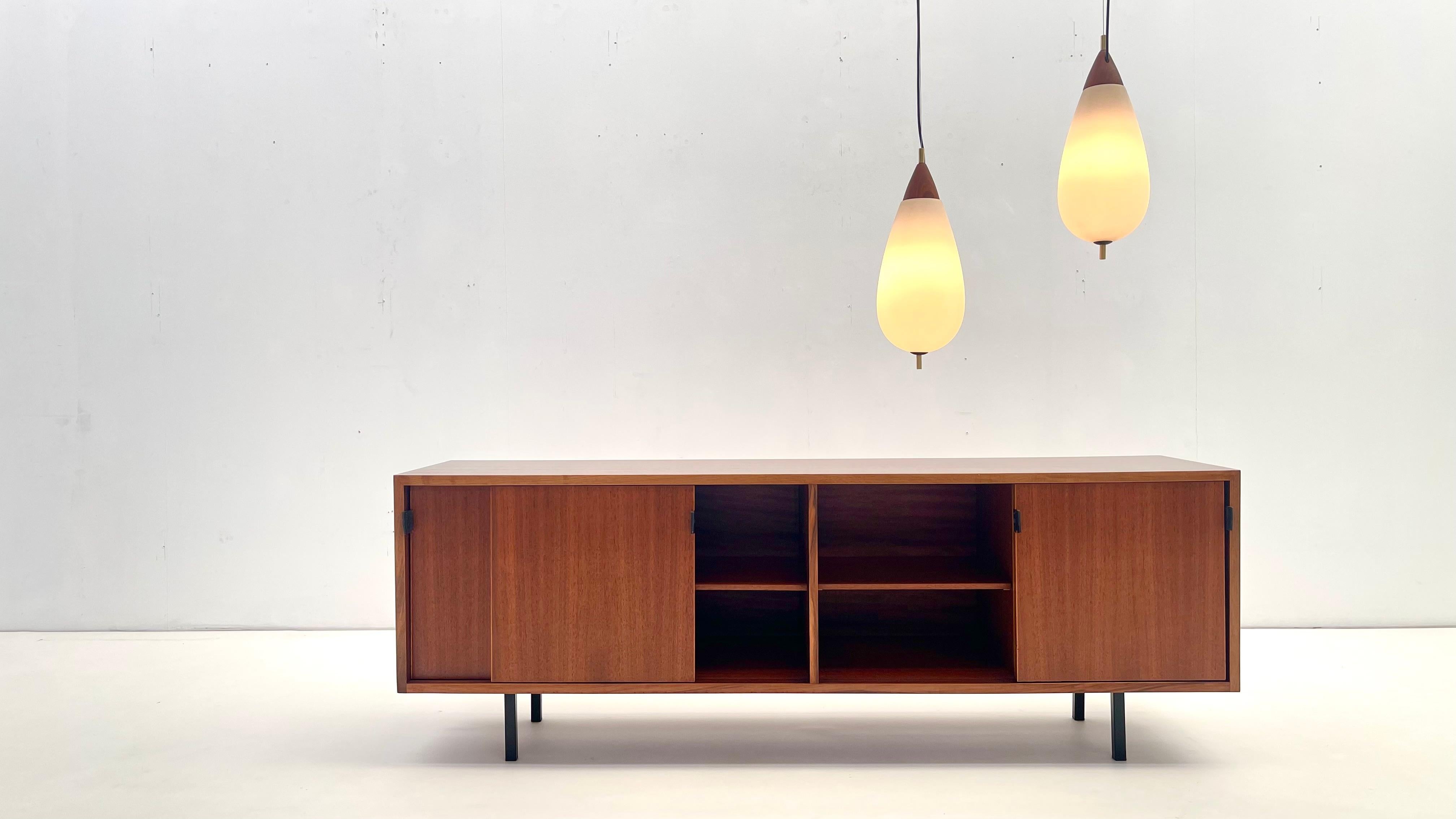 Aparador Florence Knoll de teca en venta 4