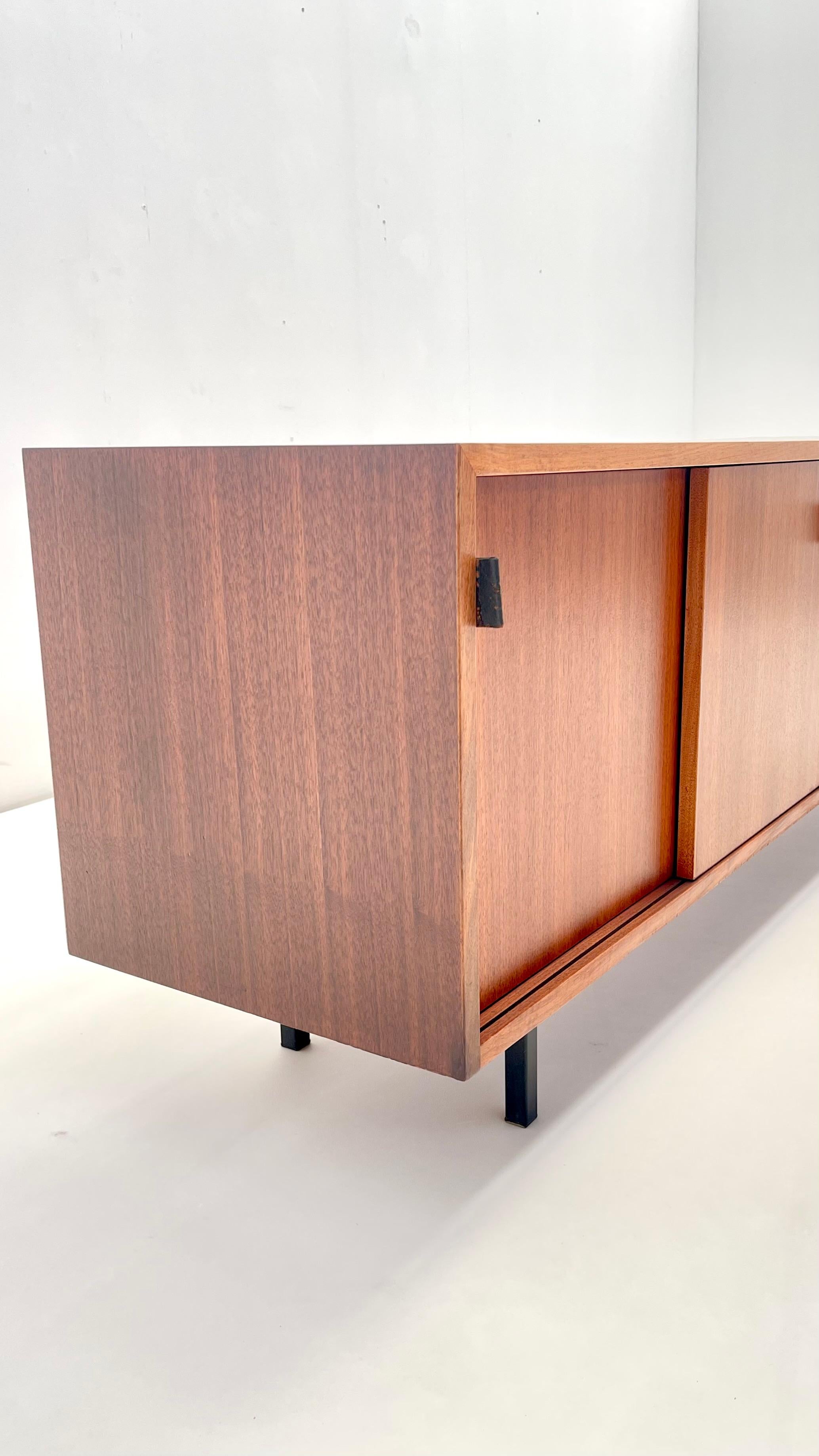 Aparador Florence Knoll de teca en venta 7