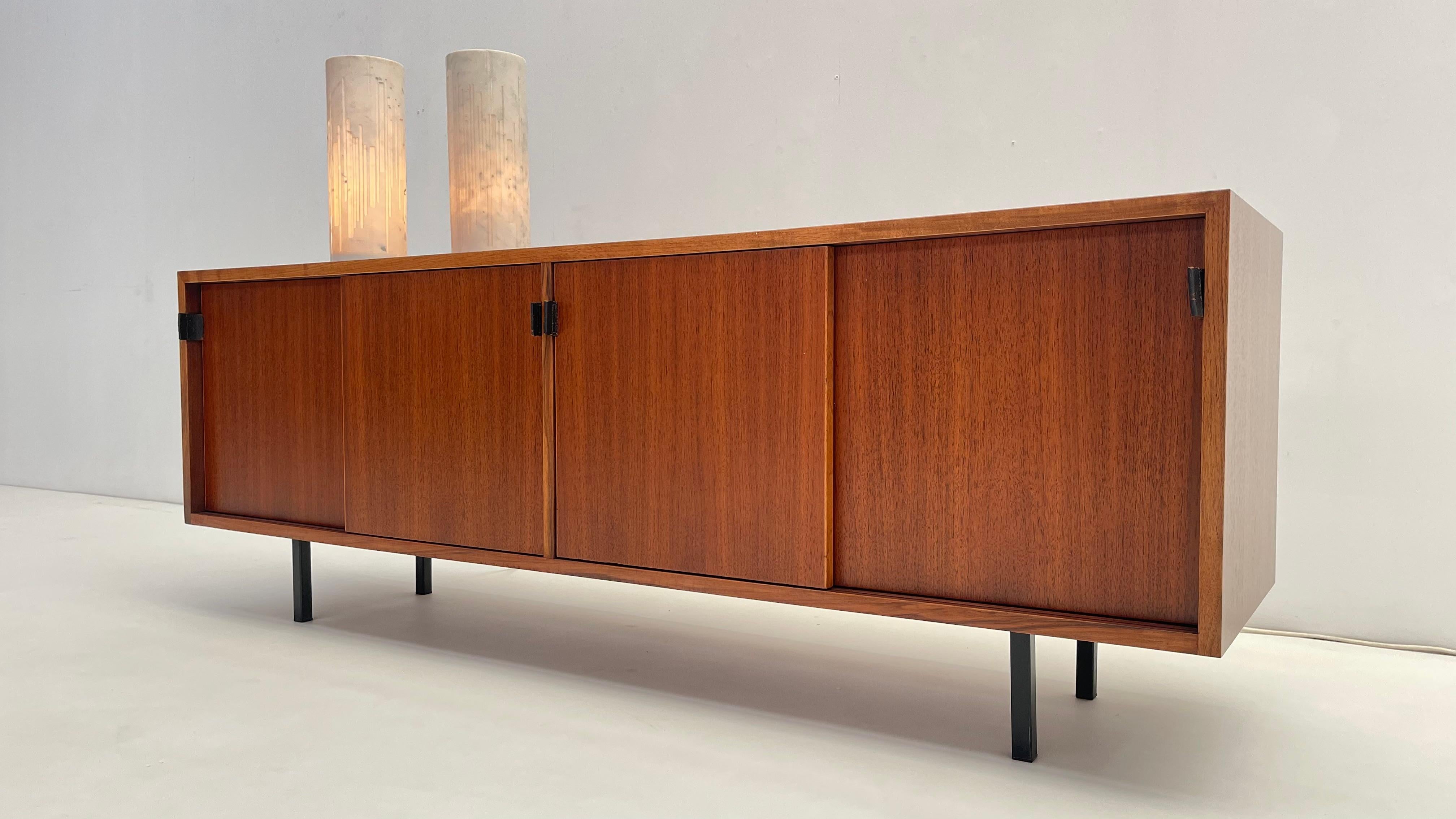 Aparador Florence Knoll de teca Moderno de mediados de siglo en venta