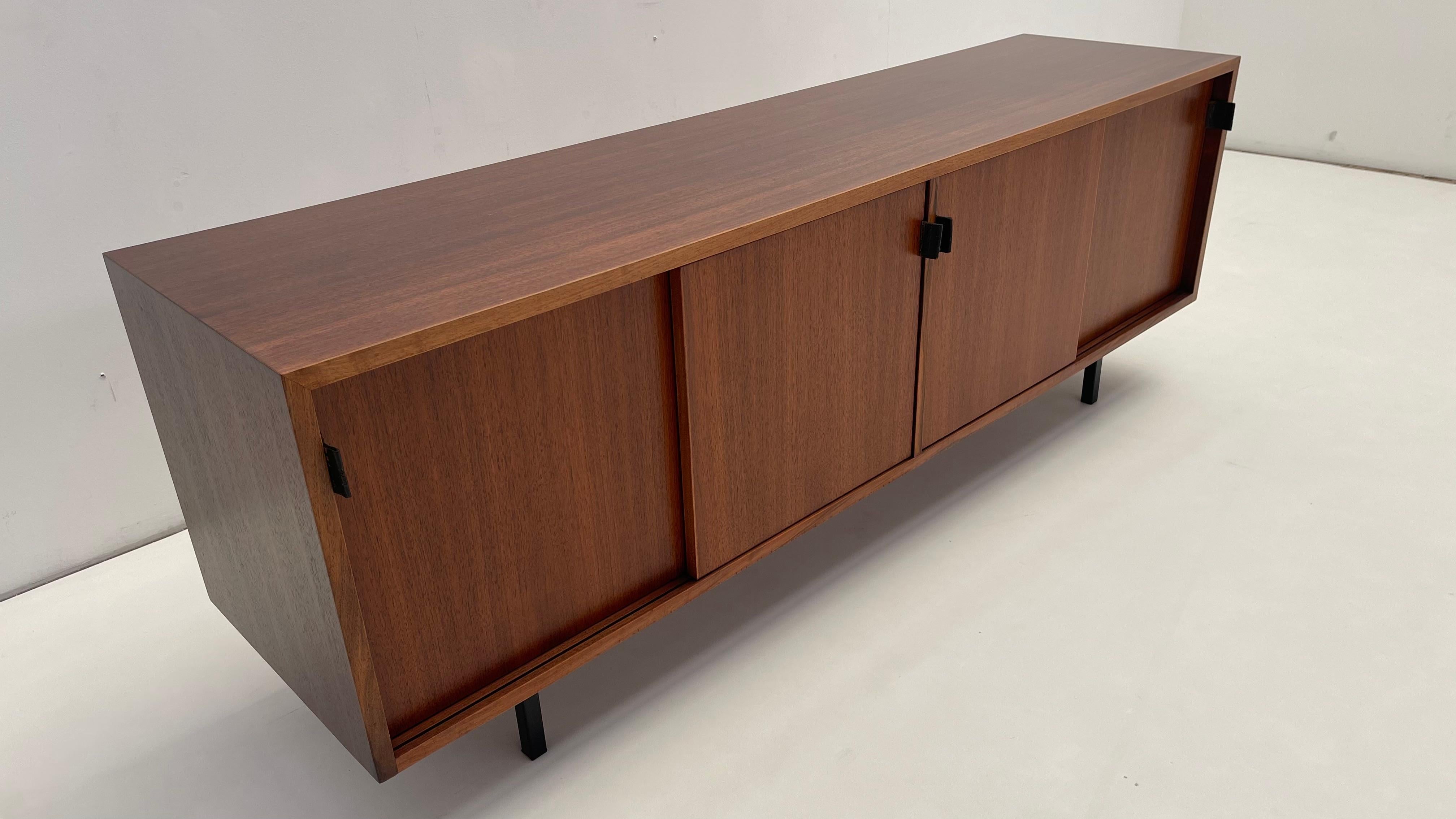Aparador Florence Knoll de teca en Bueno estado para la venta en Brussels, BE