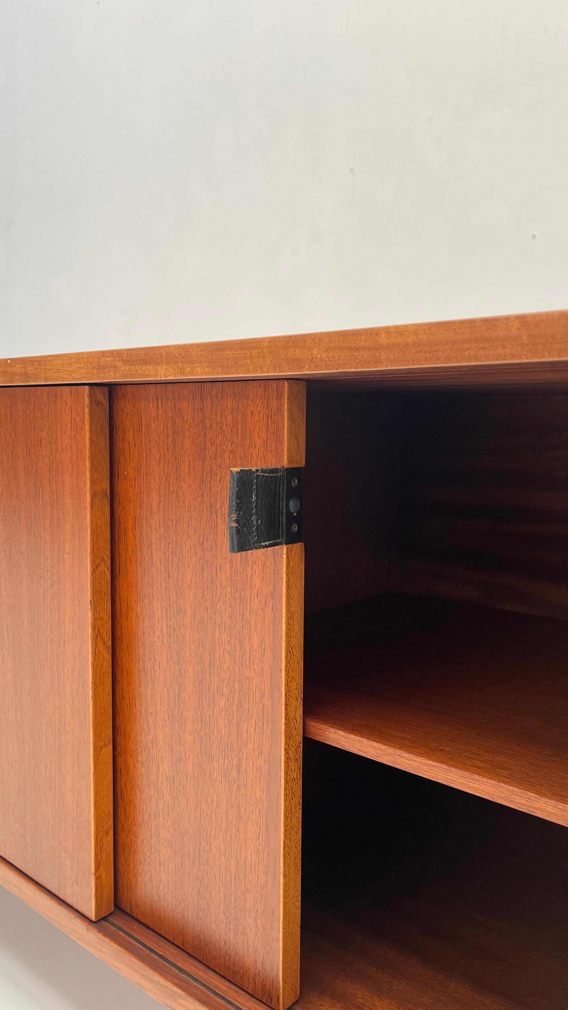 Aparador Florence Knoll de teca en venta 1