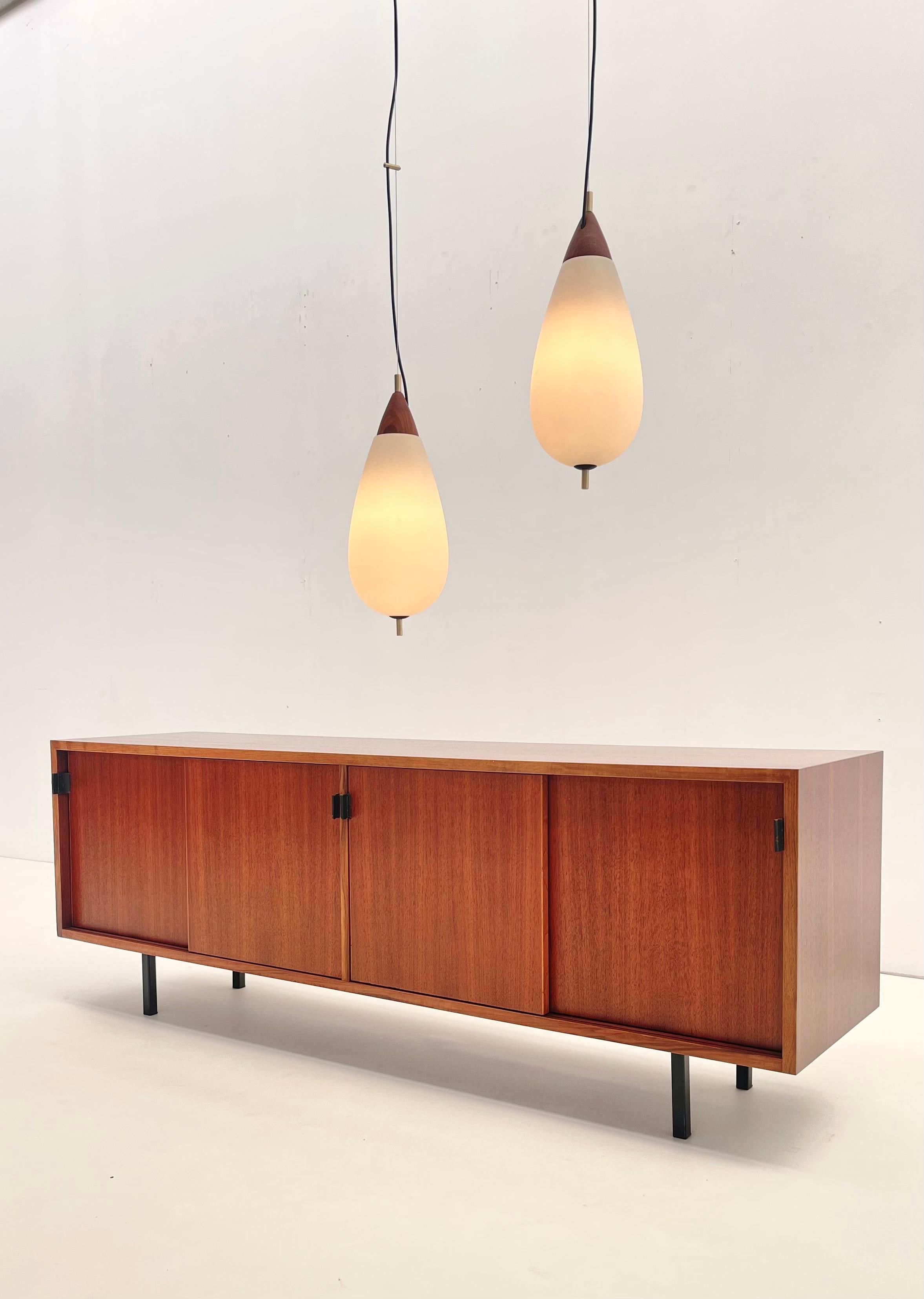 Aparador Florence Knoll de teca en venta 2