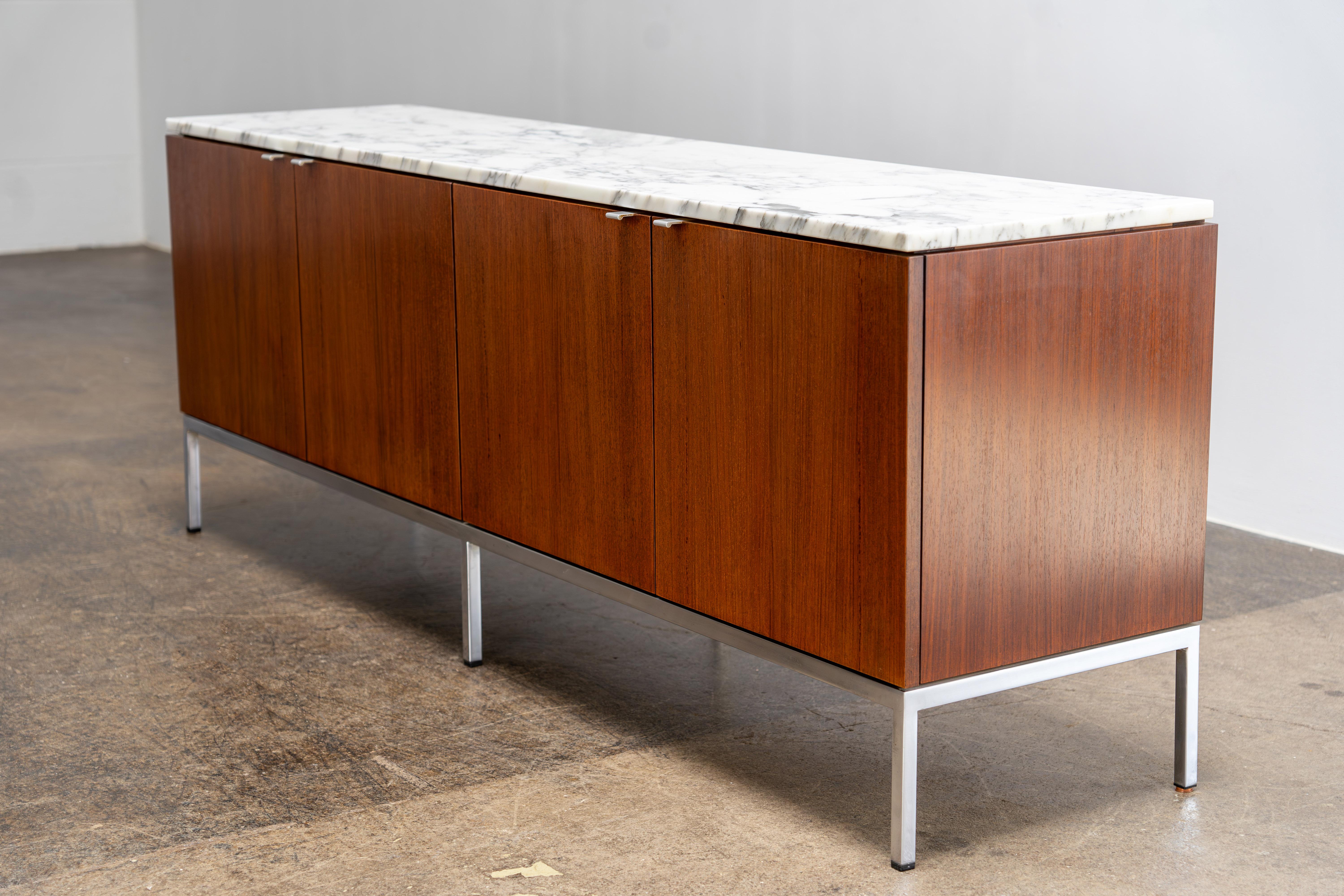 Florence Knoll - Credenza, 1954
Palissandro indiano e marmo di Carrara

Una rara credenza disegnata da Florence Knoll per Knoll International nel 1954, modello 2544. Realizzati in ricco palissandro indiano e sormontati da una lastra di marmo di