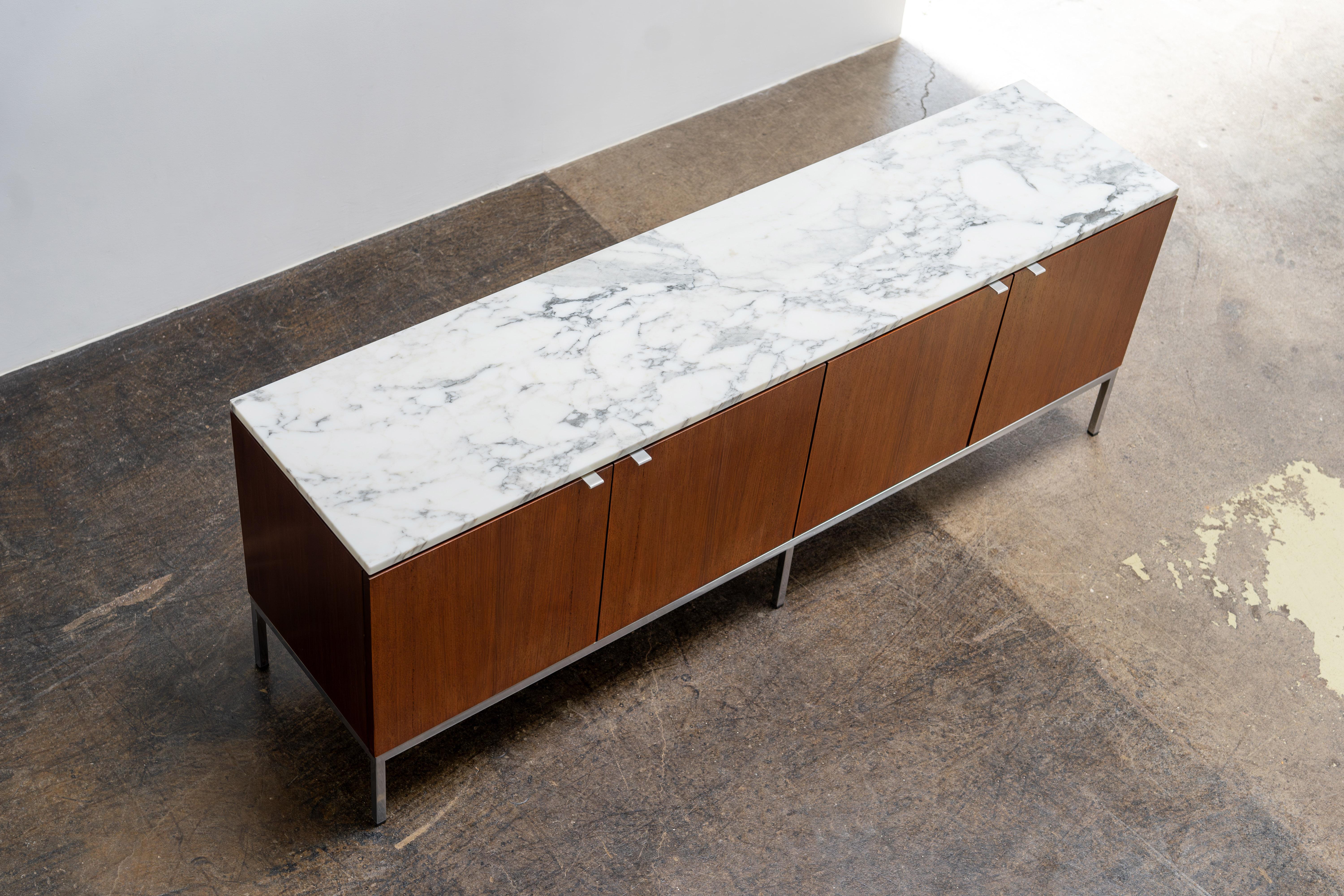 XX secolo Florence Knoll - Credenza in palissandro indiano e marmo di Carrara, design 1954 in vendita