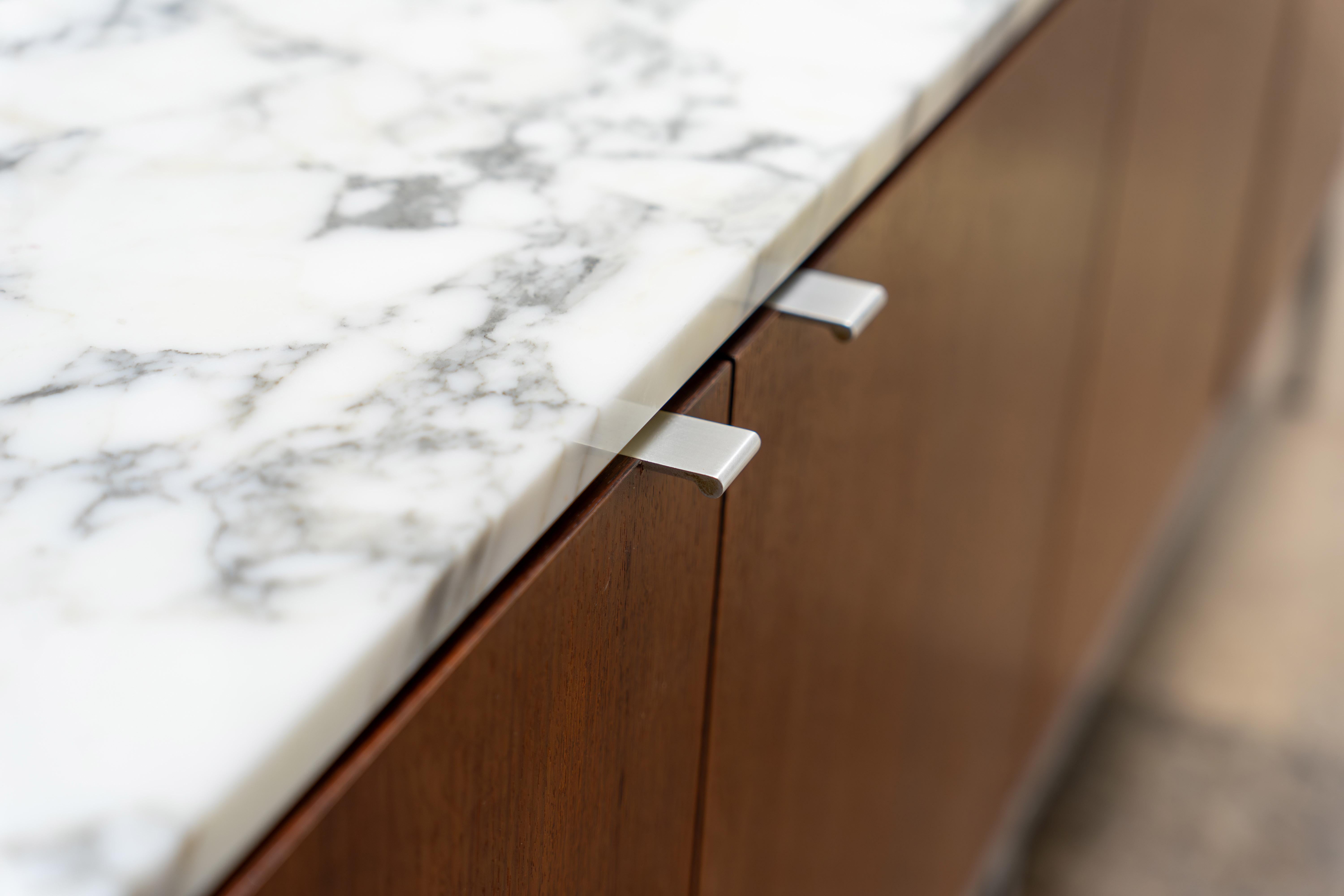 Acciaio Florence Knoll - Credenza in palissandro indiano e marmo di Carrara, design 1954 in vendita