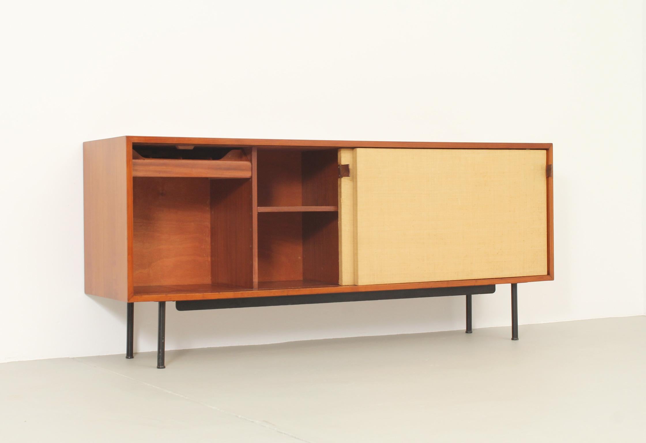 Florence Knoll Sideboard Model 116 with Seagrass Sliding Doors In Good Condition For Sale In Barcelona, ES