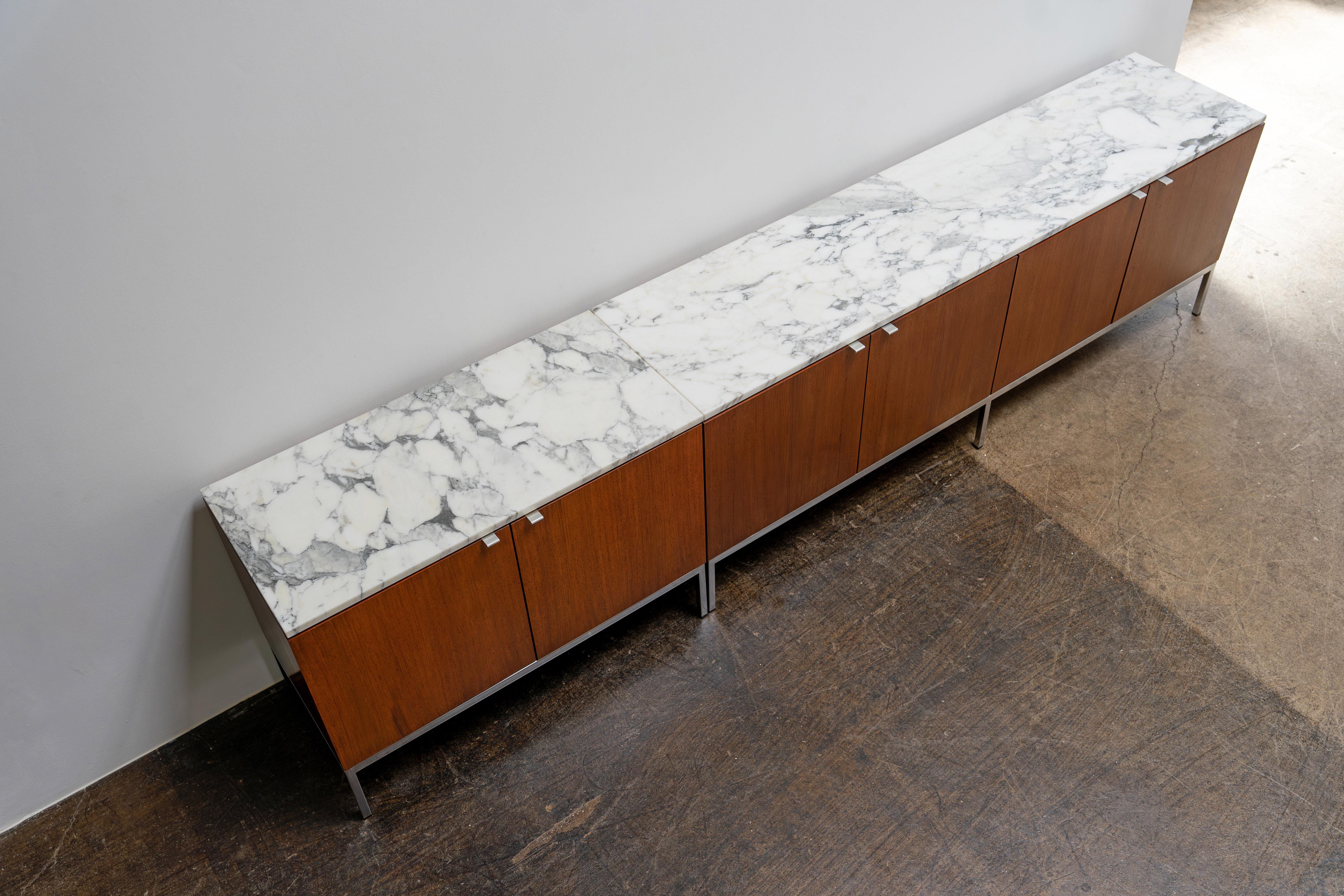 Florence Knoll - Credenze, 1954
Palissandro indiano e marmo di Carrara

Una rara coppia di iconiche credenze disegnate da Florence Knoll per Knoll International nel 1954, modello 2544. Realizzati in ricco palissandro indiano e sormontati da eleganti