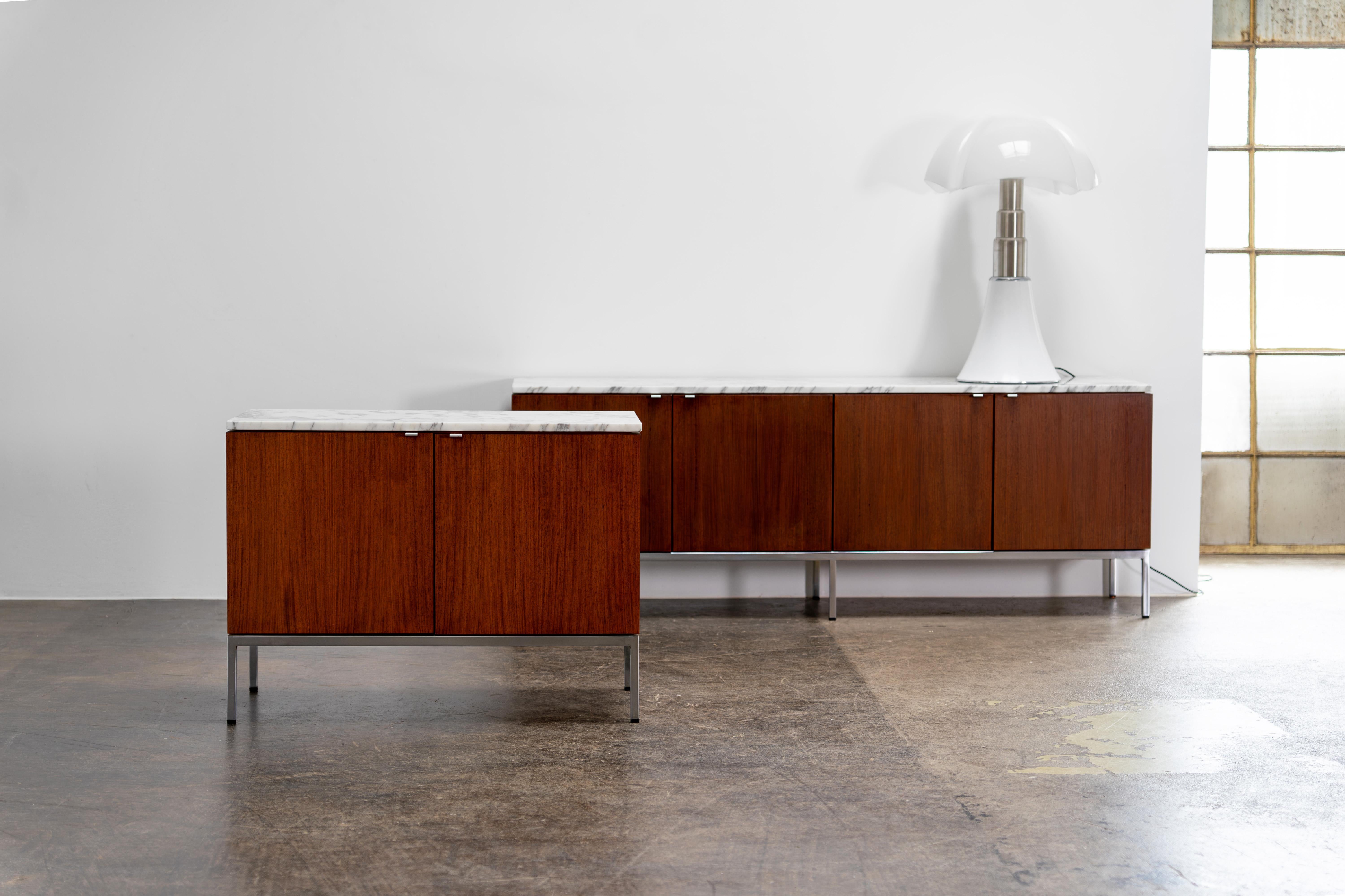 Mid-Century moderno Florence Knoll - Credenze in palissandro indiano e marmo di Carrara, design 1954 in vendita