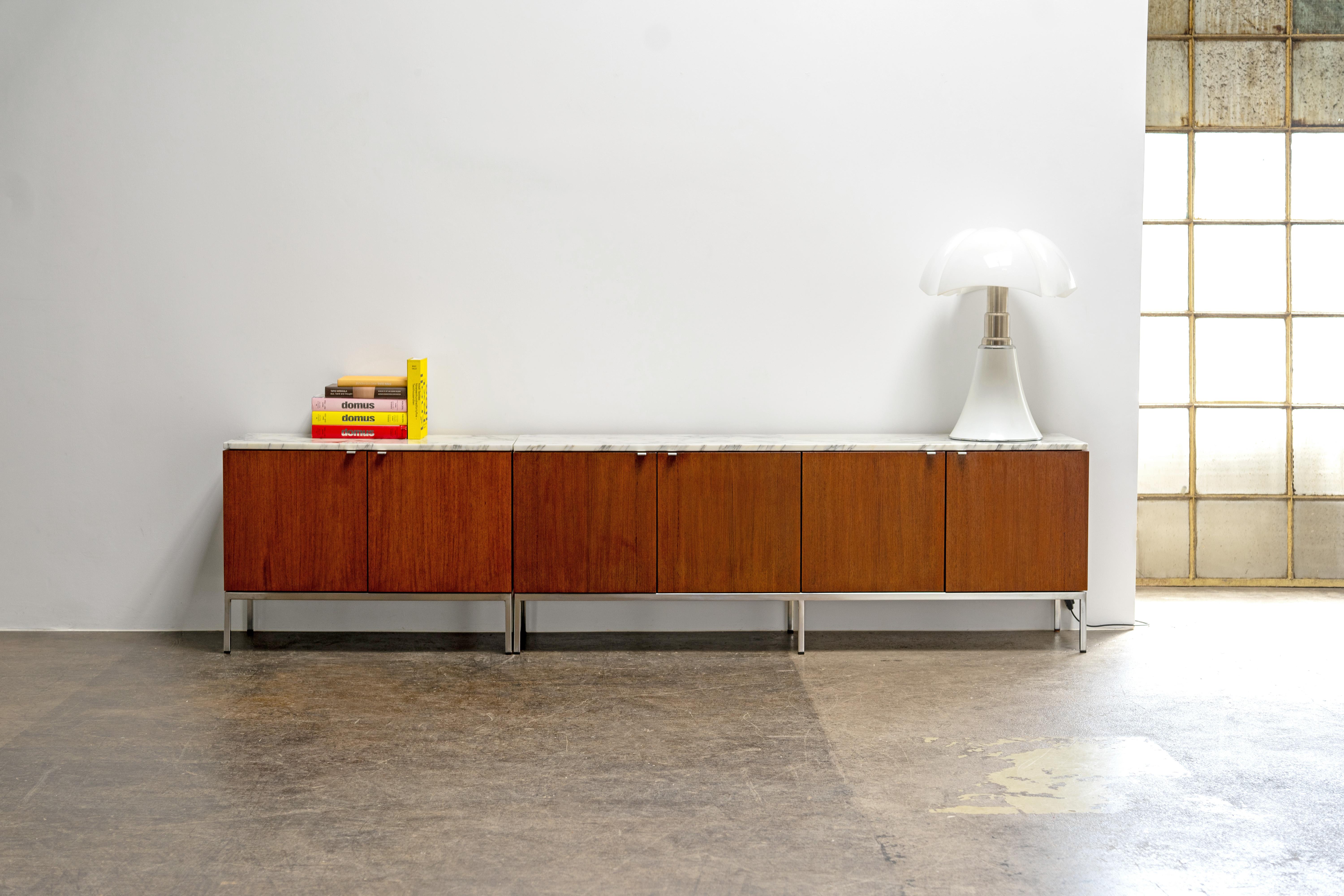 XX secolo Florence Knoll - Credenze in palissandro indiano e marmo di Carrara, design 1954 in vendita