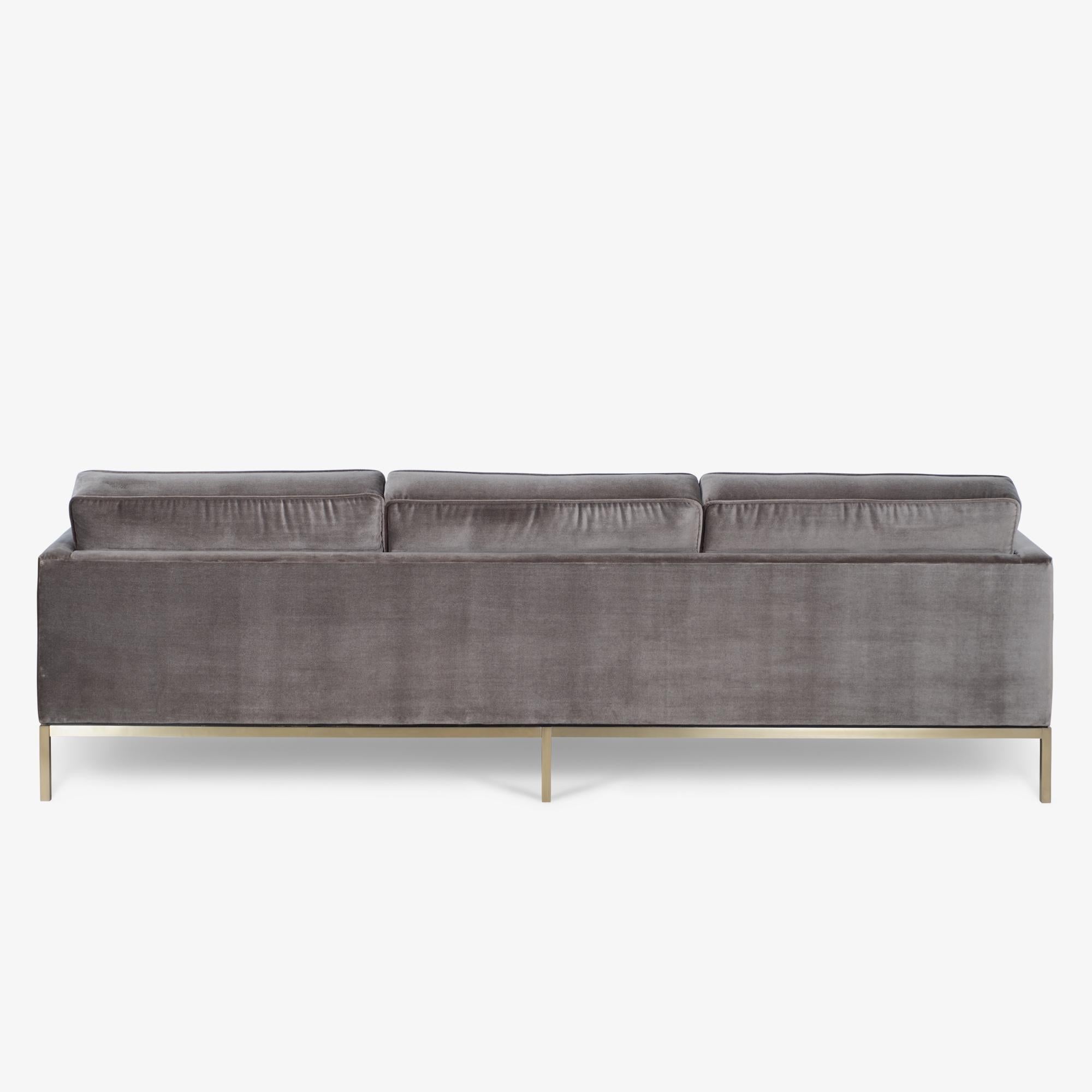 Mid-Century Modern Sofa Florence Knoll en velours gris bronze et base en laiton brossé en vente