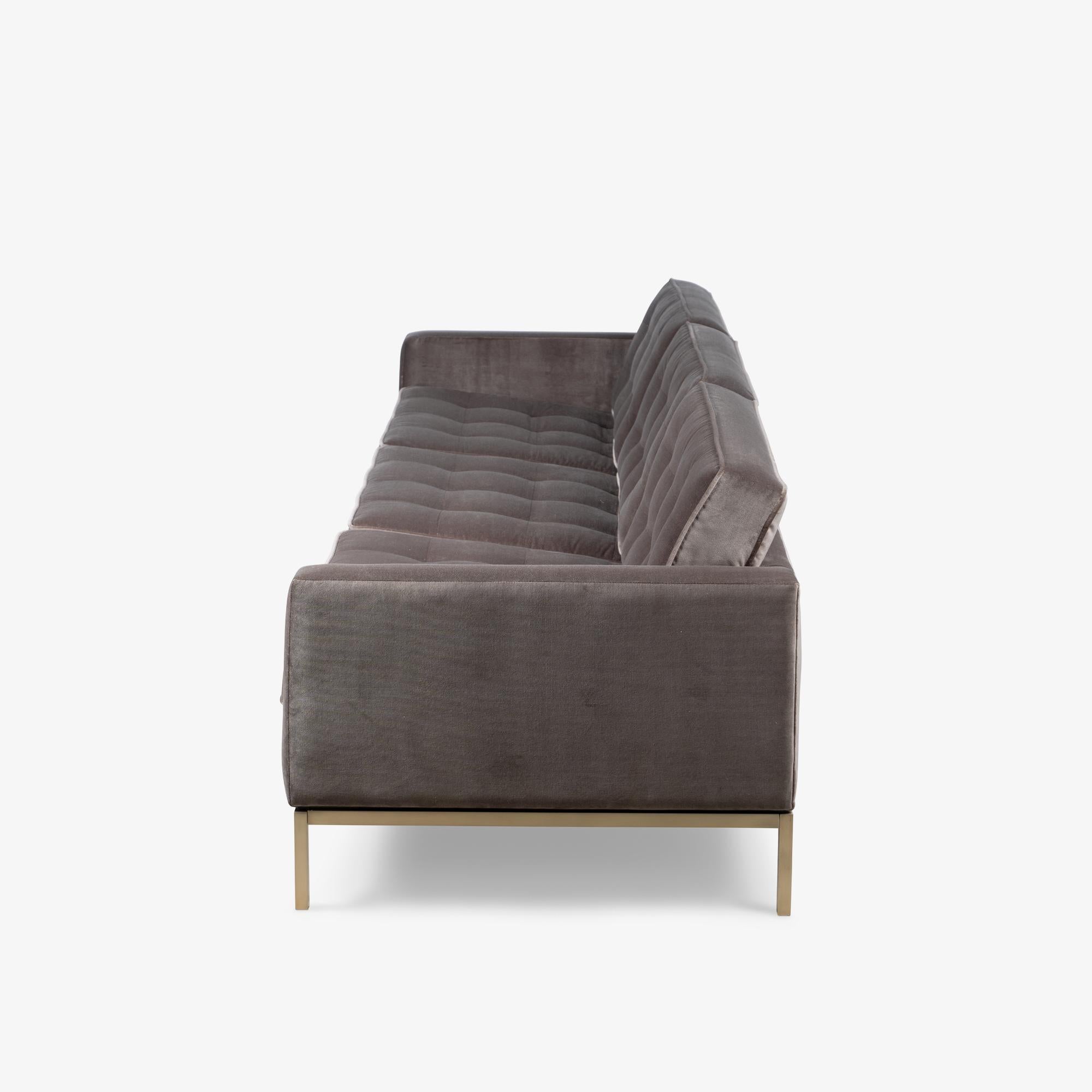 Américain Sofa Florence Knoll en velours gris bronze et base en laiton brossé en vente