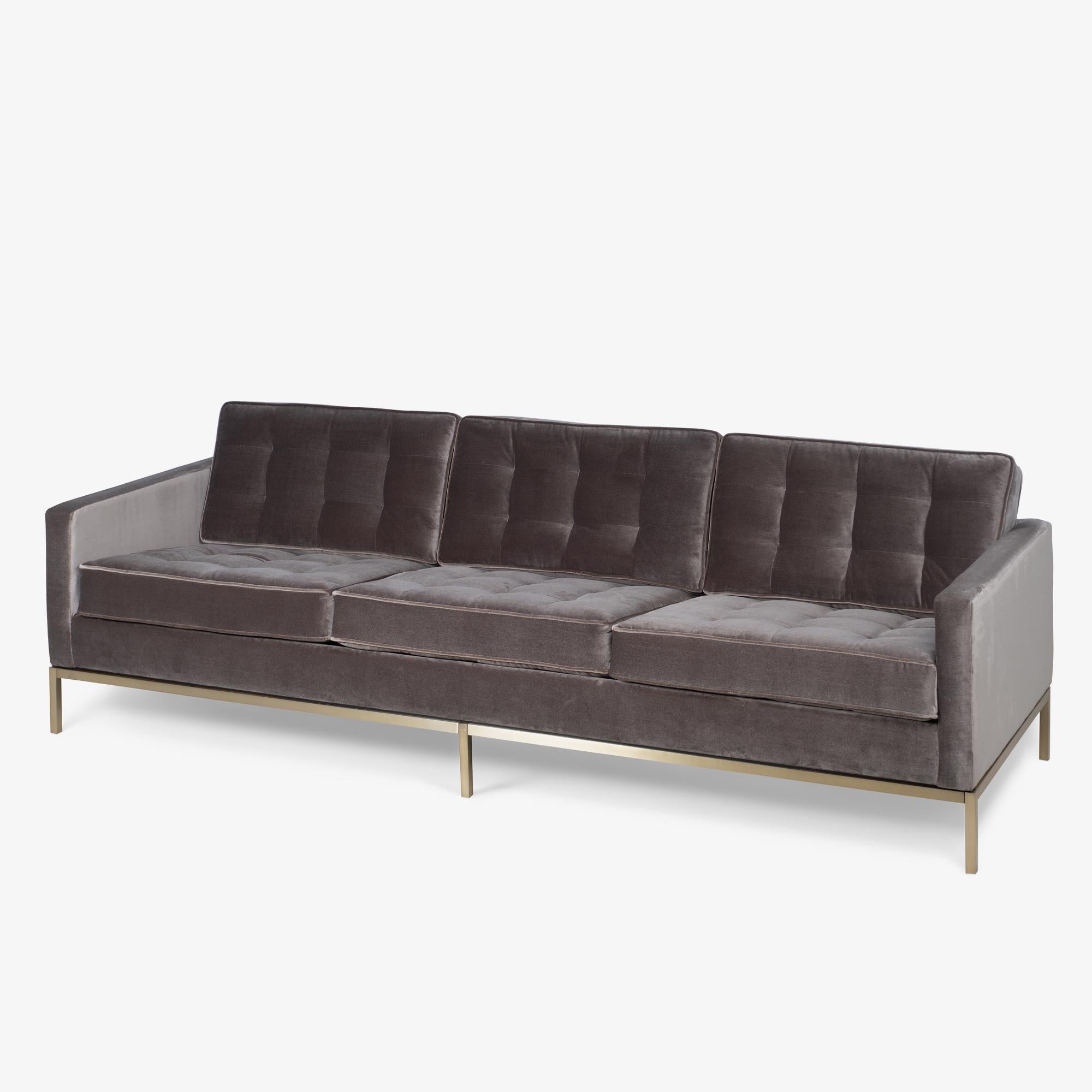 Sofa Florence Knoll en velours gris bronze et base en laiton brossé Bon état - En vente à Stamford, CT
