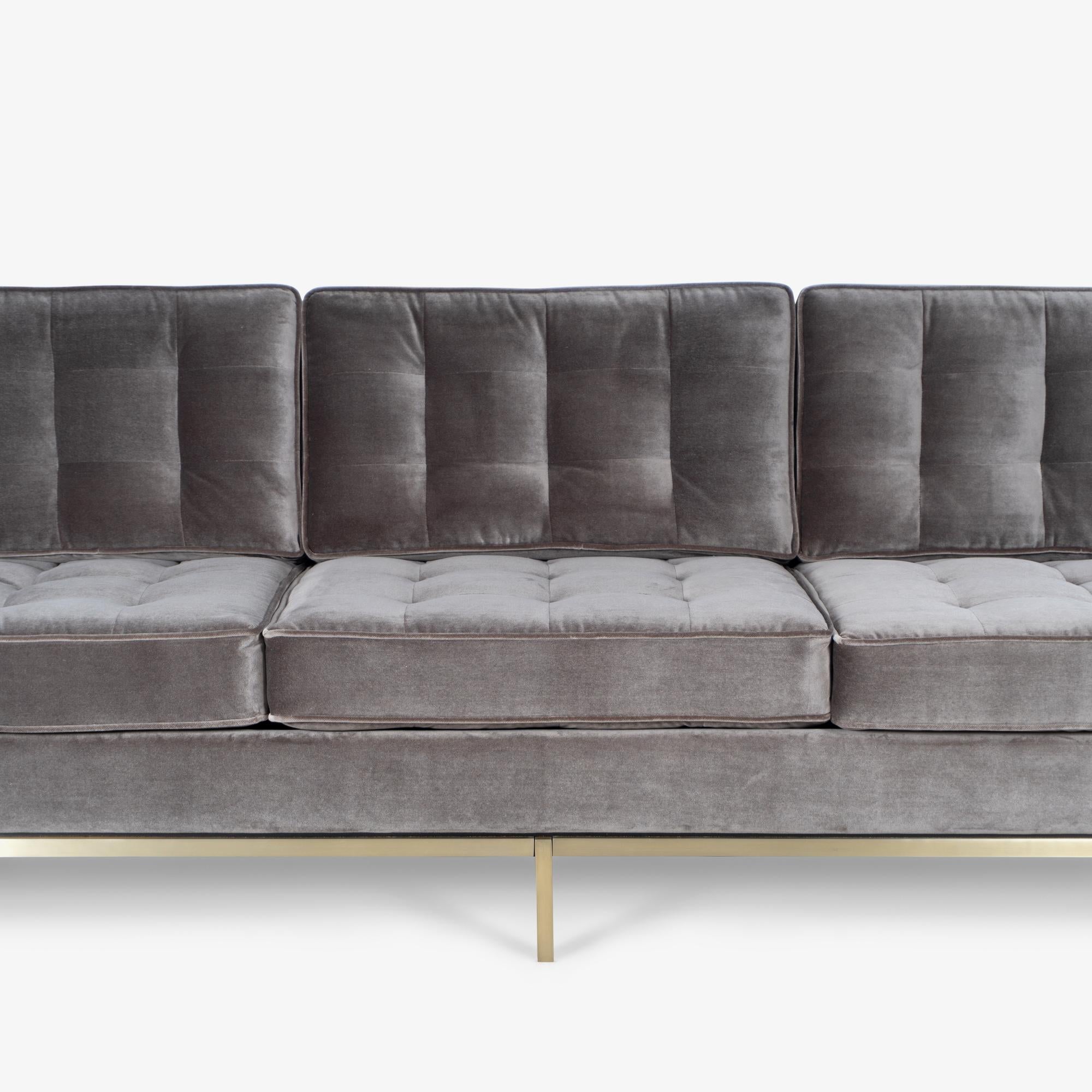 Laiton Sofa Florence Knoll en velours gris bronze et base en laiton brossé en vente