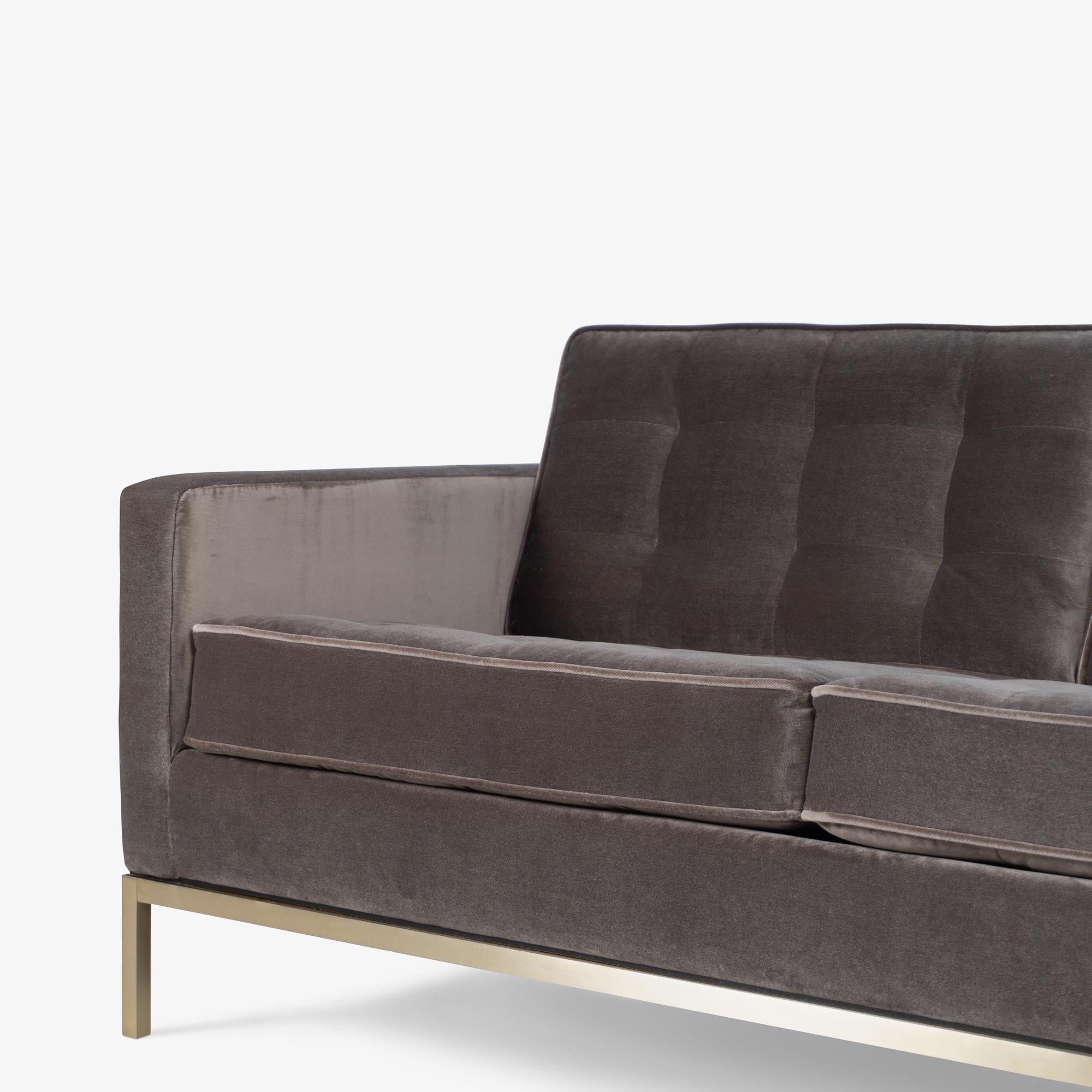 Sofa Florence Knoll en velours gris bronze et base en laiton brossé en vente 1