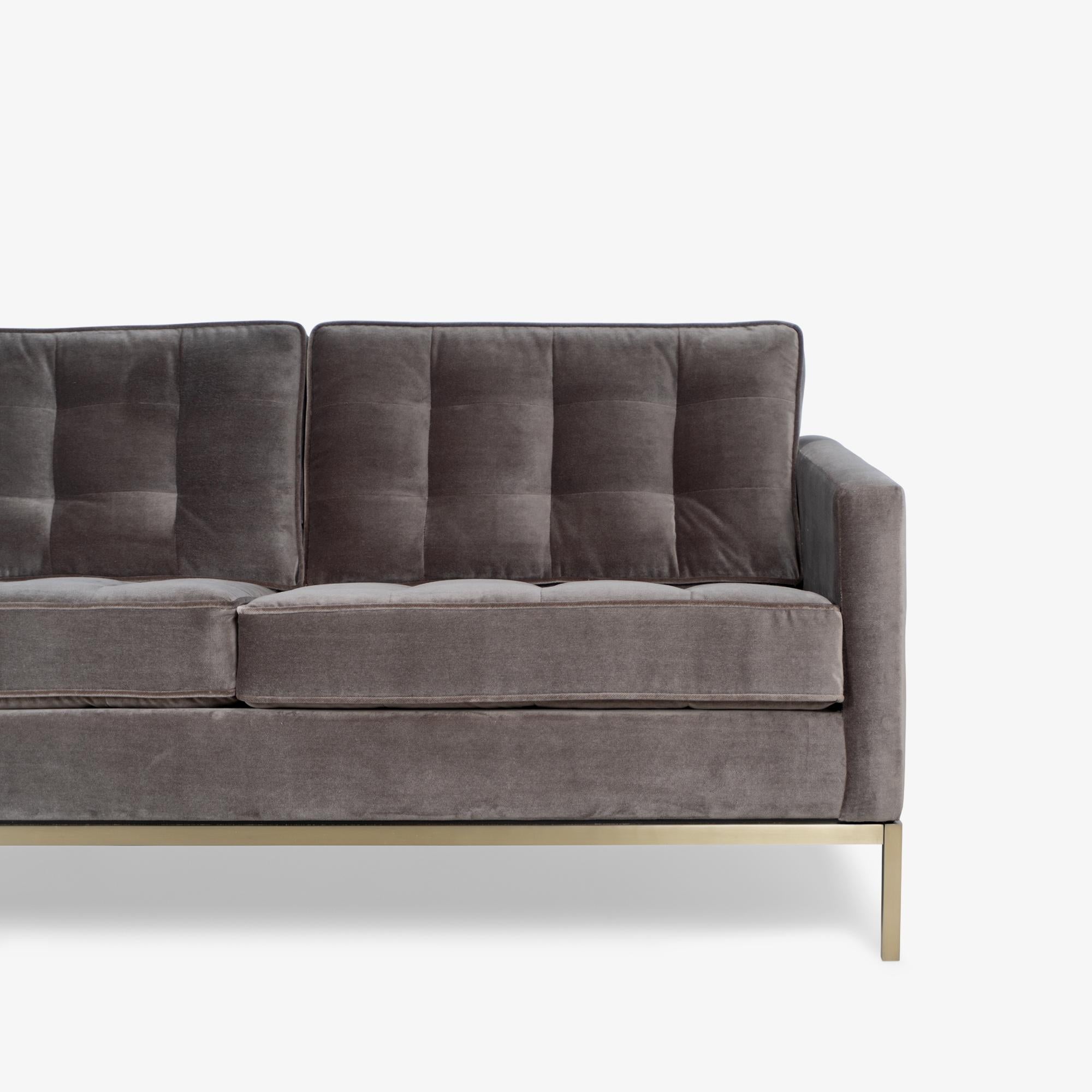 Sofa Florence Knoll en velours gris bronze et base en laiton brossé en vente 2