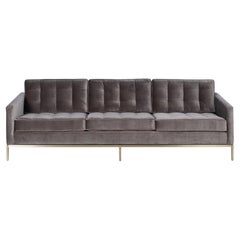 Sofa Florence Knoll en velours gris bronze et base en laiton brossé