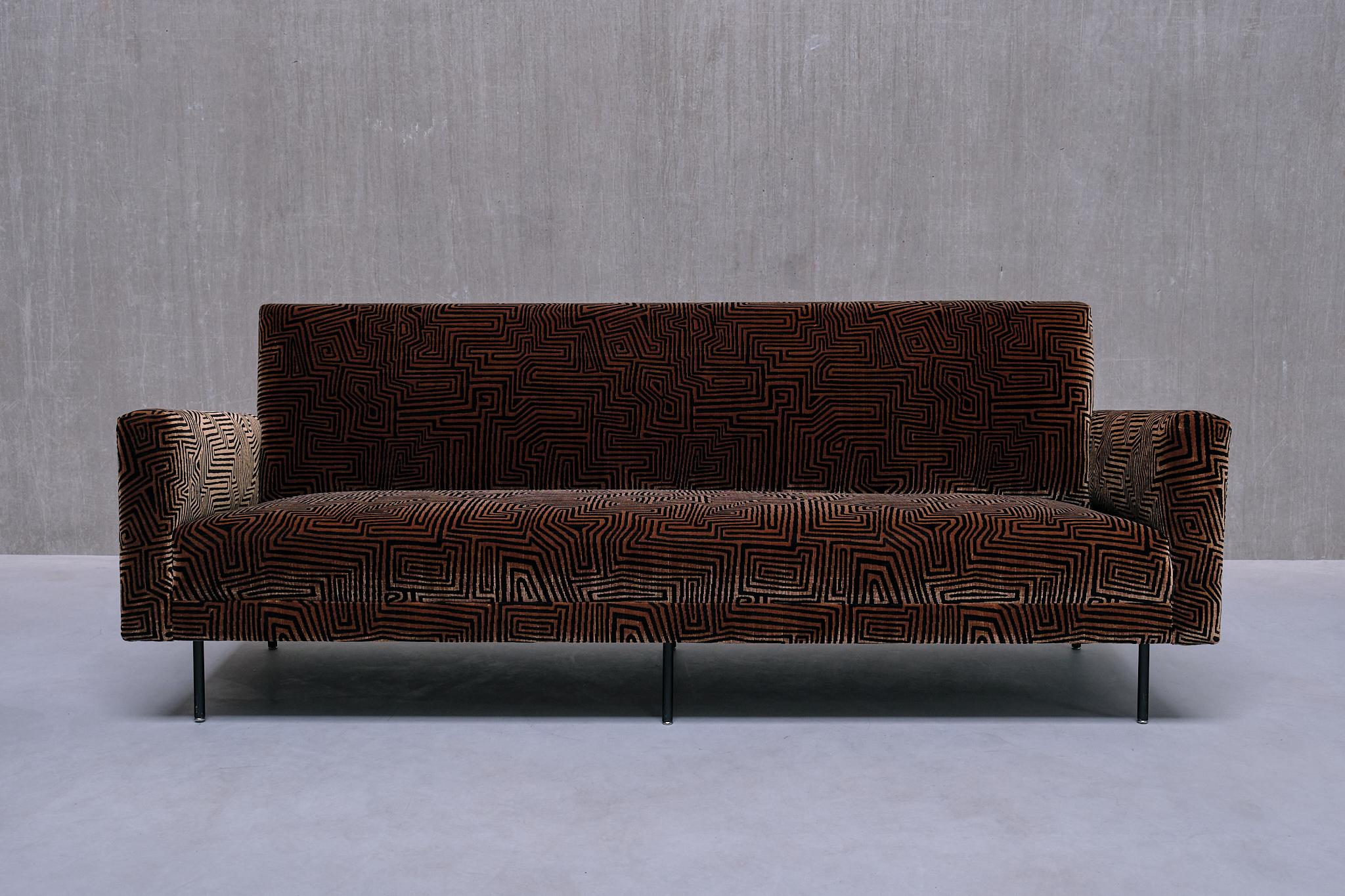 Rare canapé à trois places conçu par Florence Knoll pour Knoll International et produit par De Coene à la fin des années 1950. À partir de 1954, le célèbre fabricant belge De Coene produit des meubles Knoll sous licence. Un nombre important