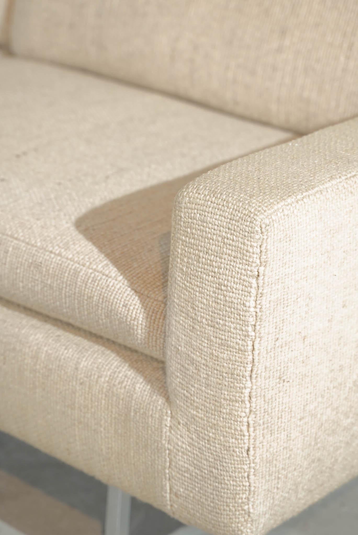 Authentisches Sammlerstück aus der Mitte des Jahrhunderts mit dokumentierter Provenienz: Dieses geräumige Sofa Florence Knoll Modell 26-3KC wurde in den 1960er Jahren hergestellt und mit einem außergewöhnlich hochwertigen Schurwollstoff bezogen. Das