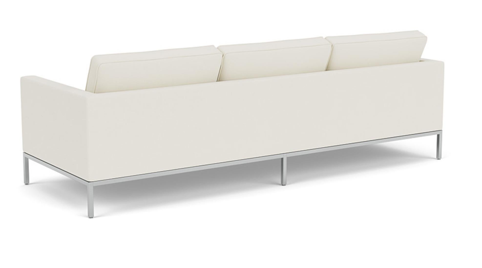 Florence Knoll für Knoll Original Tufted 3-Seat Sofa Cream White, USA 1954-2000s. Das Florence Knoll Sofa ist eine durch Farbe und Textur erwärmte, verkleinerte Übersetzung des Rhythmus und der Proportionen der modernen Architektur der Mitte des