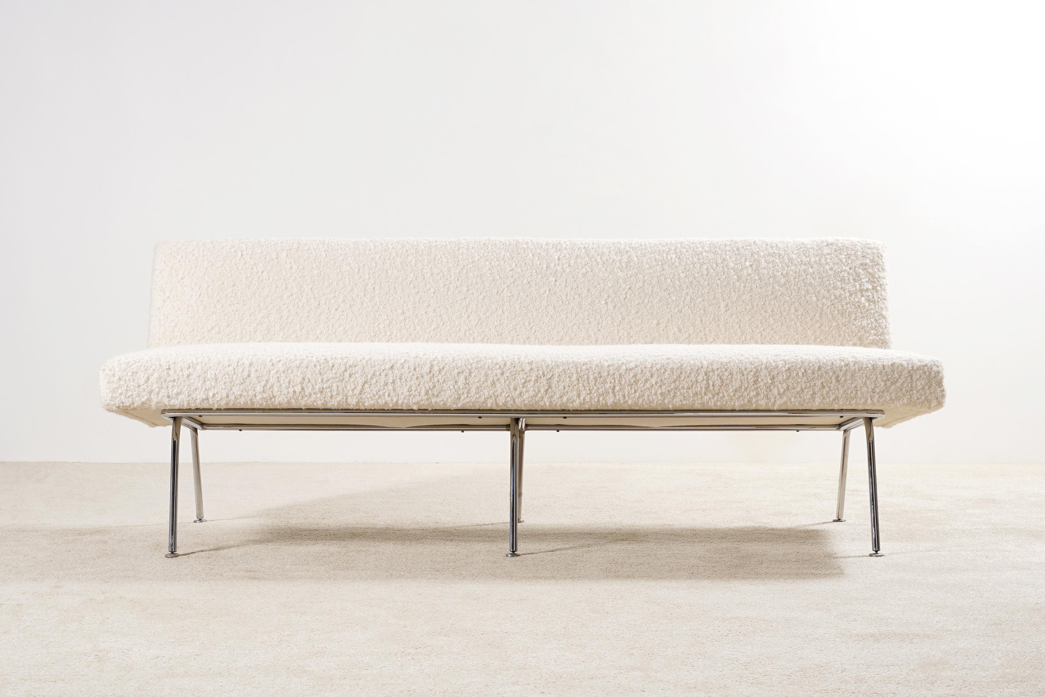Three seat sofa model 33 designed by Florence Knoll and produced by Knoll International, circa 1960.
This sofa was manufactured only from 1954 to 1968.
Original Piece from the 1960s Newly re-upholstered in the traditional way by the best French