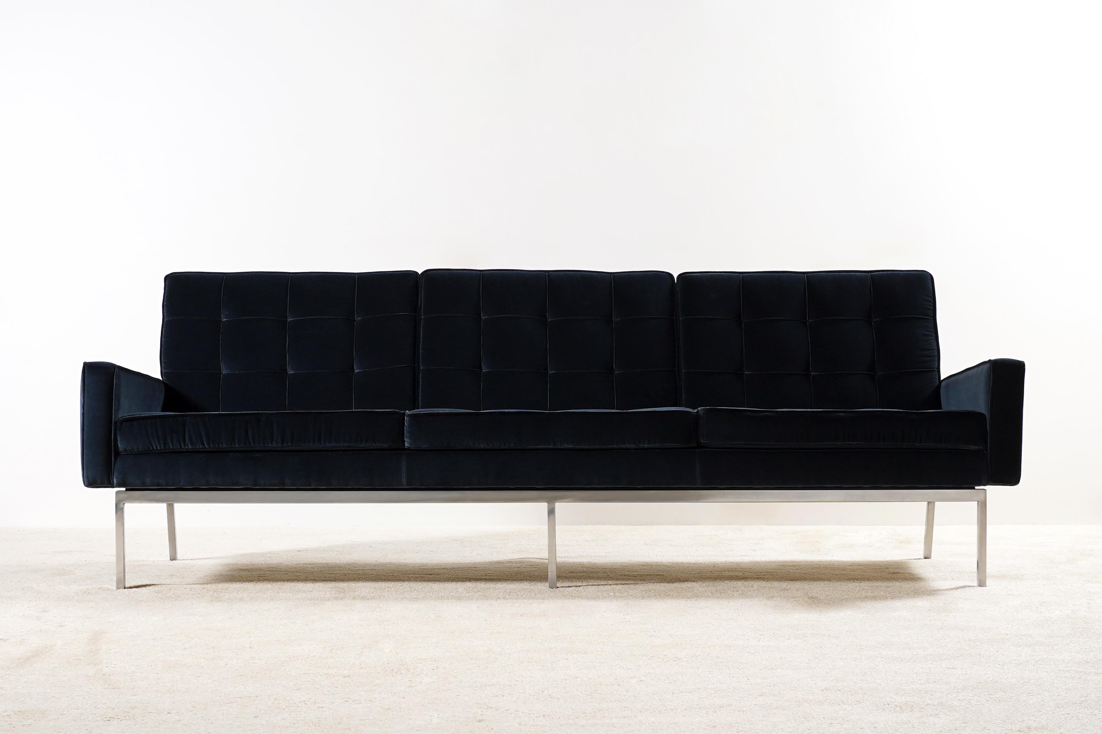Three seat sofa model 67A designed by Florence Knoll and produced by Knoll International, circa 1960.
This sofa was manufactured only from 1958 to 1973.
Newly re-upholstered with a dark blue velvet from the Kvadrat Raf Simons collection.
Chromed