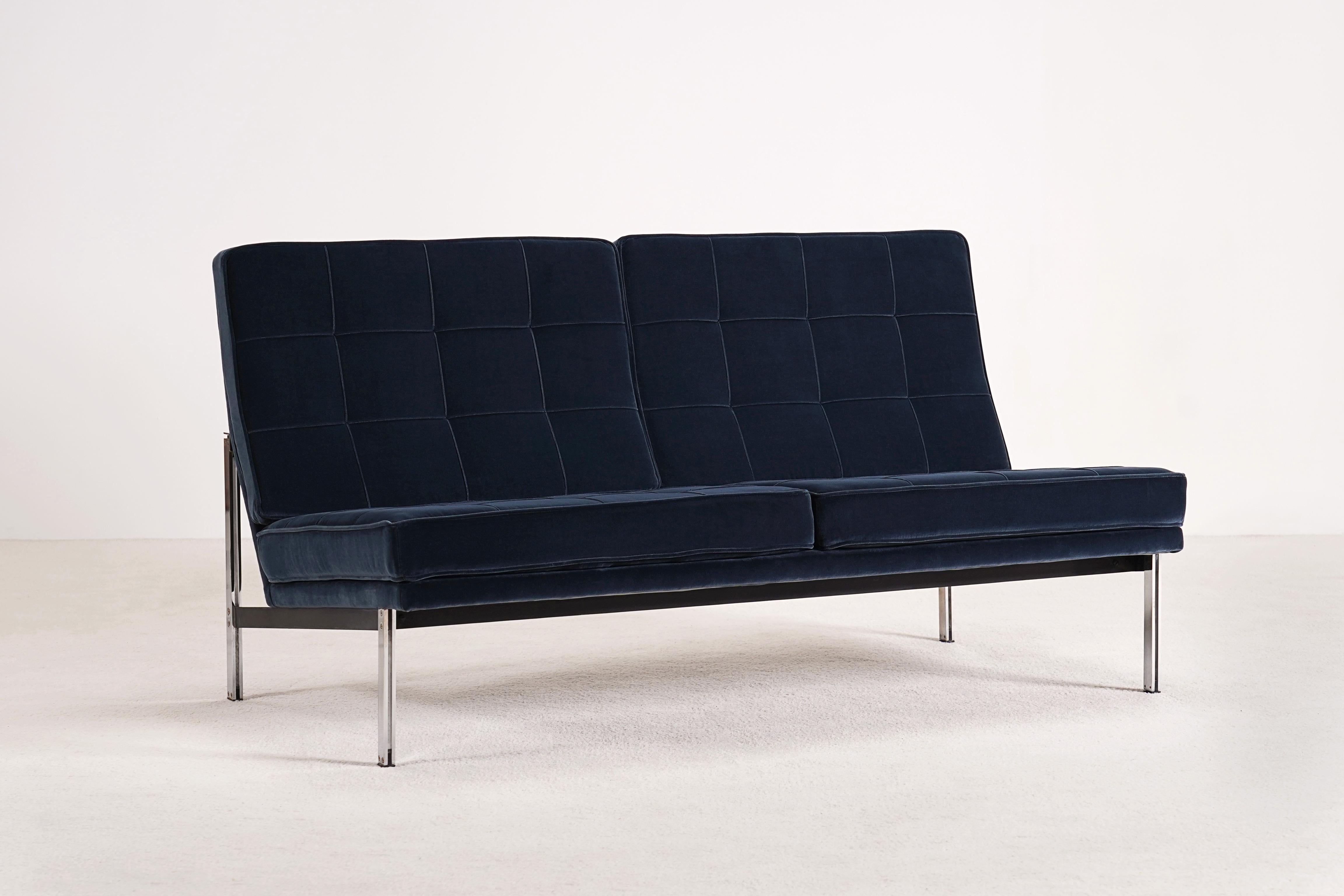 Lovely Two seat sofa model 52 also known as ‘Parallel Bar’ designed by Florence Knoll in 1954 and produced by Knoll International from 1955 to 1973 This sofa is an edition from the very early 60s.

Excellent condition.
Chromed steel base and black