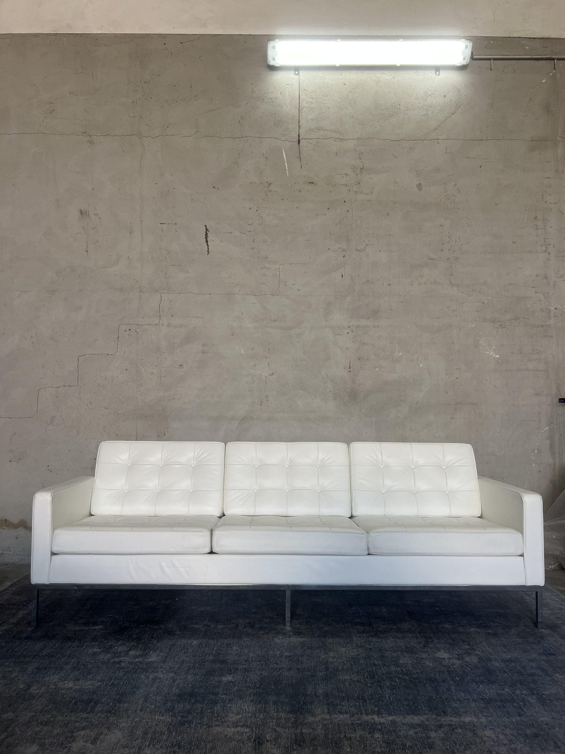 Ti presentiamo un intramontabile divano Florence Knoll, un'icona del design moderno di metà secolo, rivestito in pelle bianca immacolata. Questo elegante pezzo, in buone condizioni, mette in mostra la tipica estetica minimalista di Knoll con linee