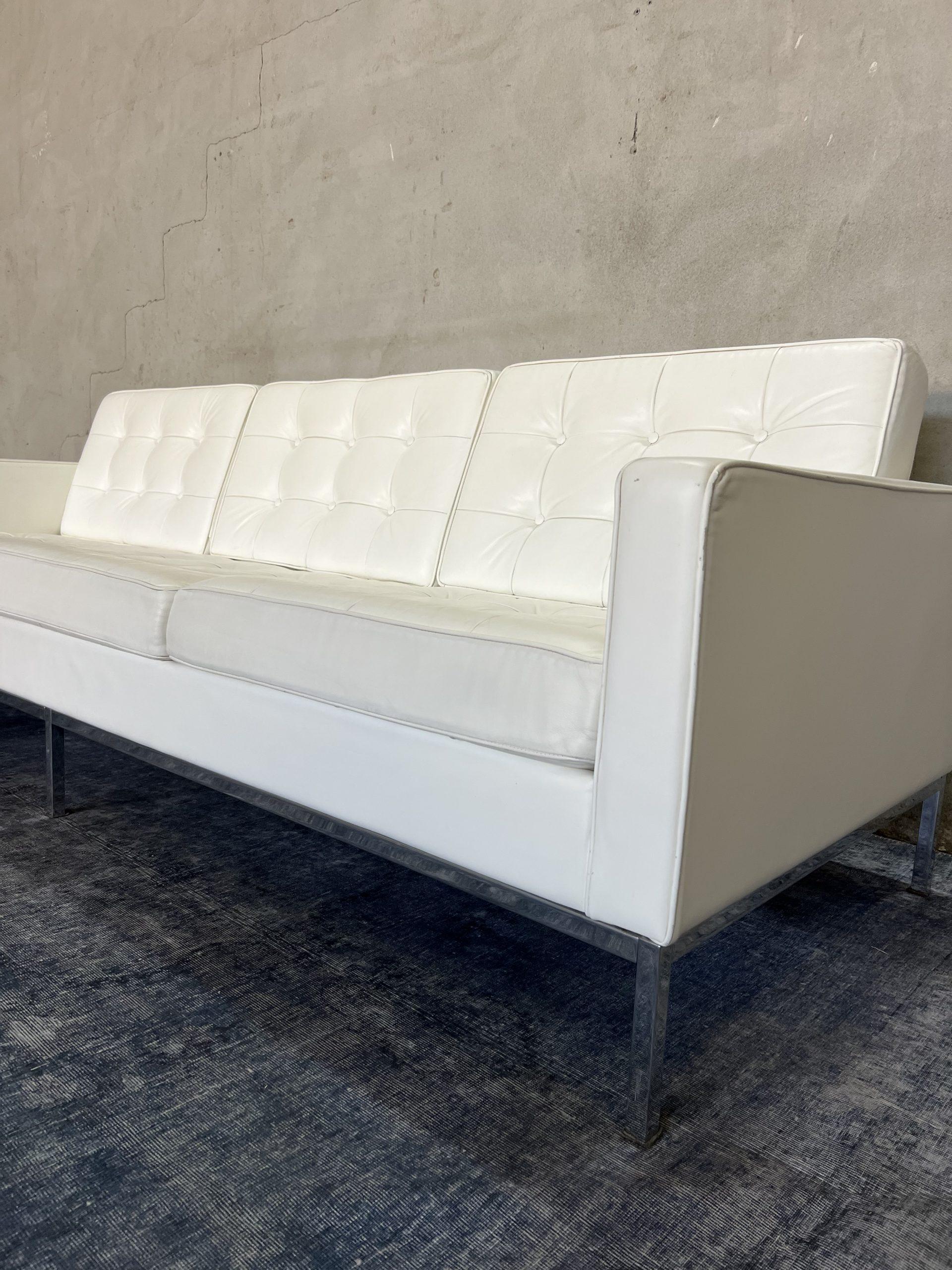 Moderno Divano Florence Knoll Pelle bianca in vendita