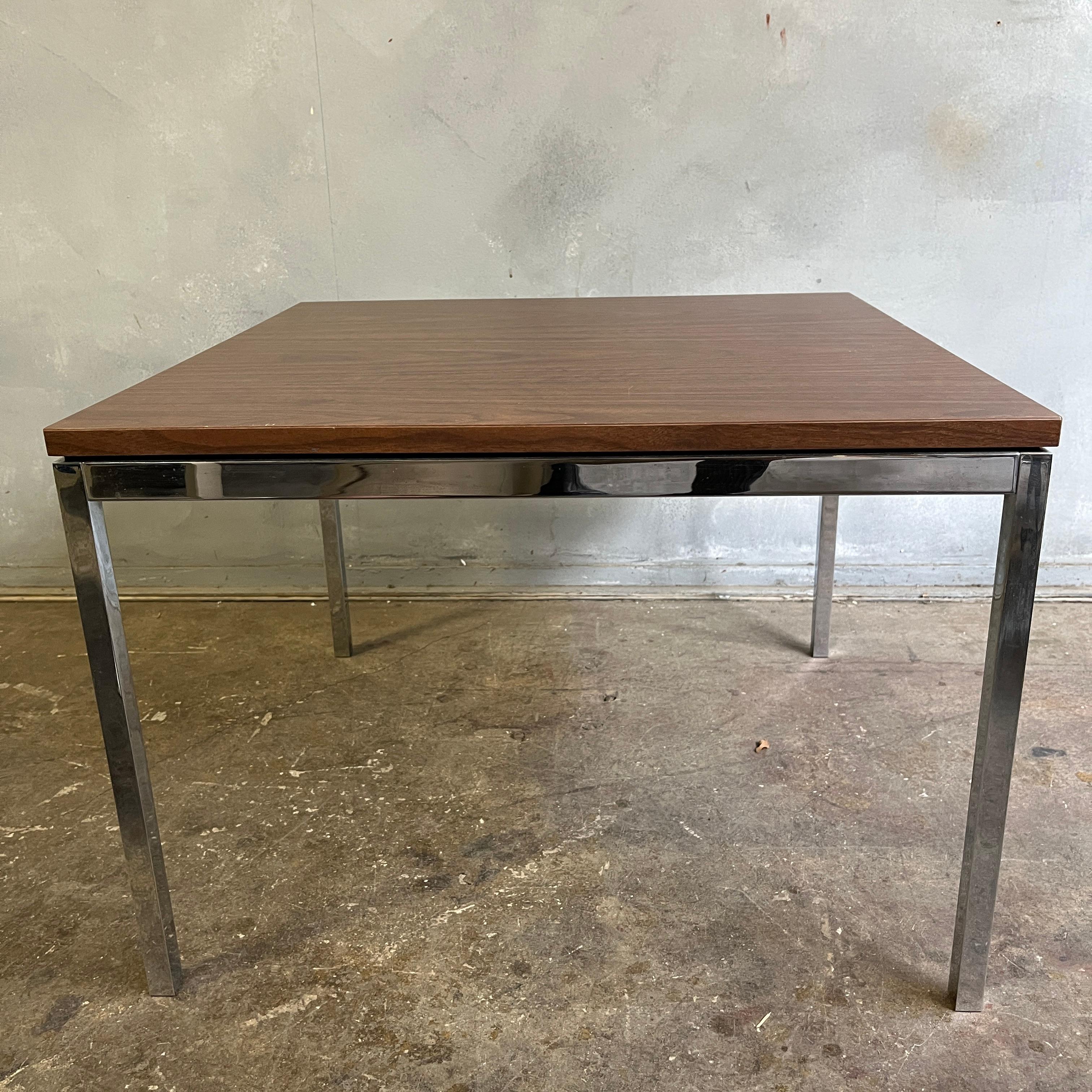 Florence Knoll Tische aus massivem verchromtem Stahl mit schwebenden Nussbaumholz-Laminatplatten (Moderne der Mitte des Jahrhunderts) im Angebot