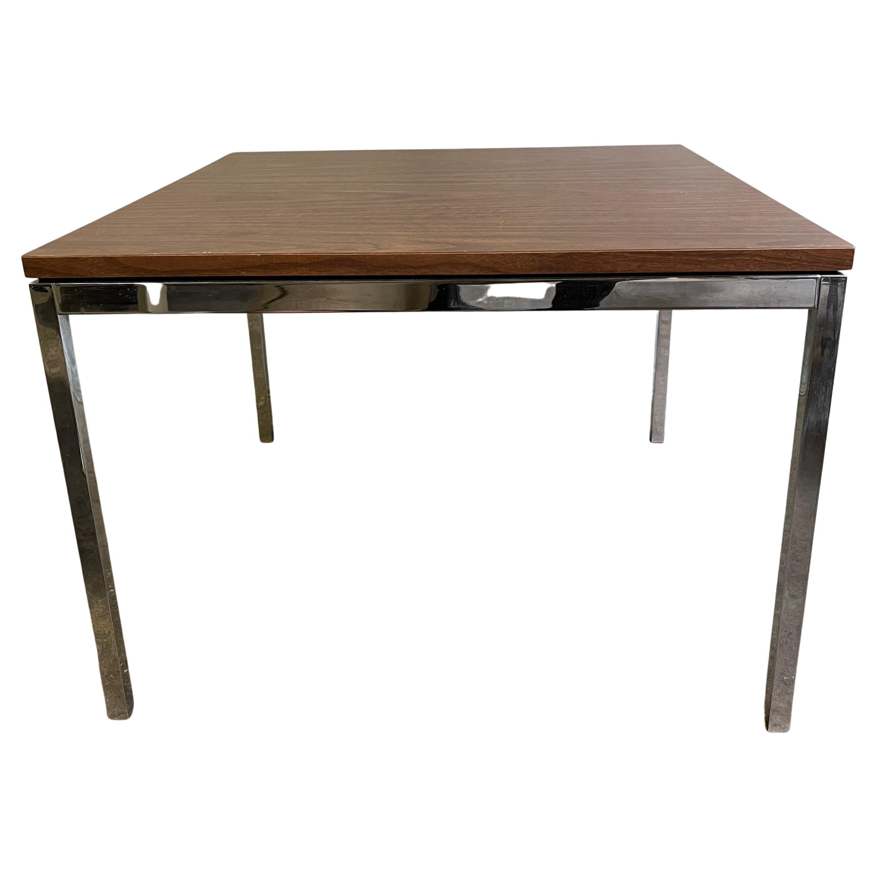 Florence Knoll Tische aus massivem verchromtem Stahl mit schwebenden Nussbaumholz-Laminatplatten
