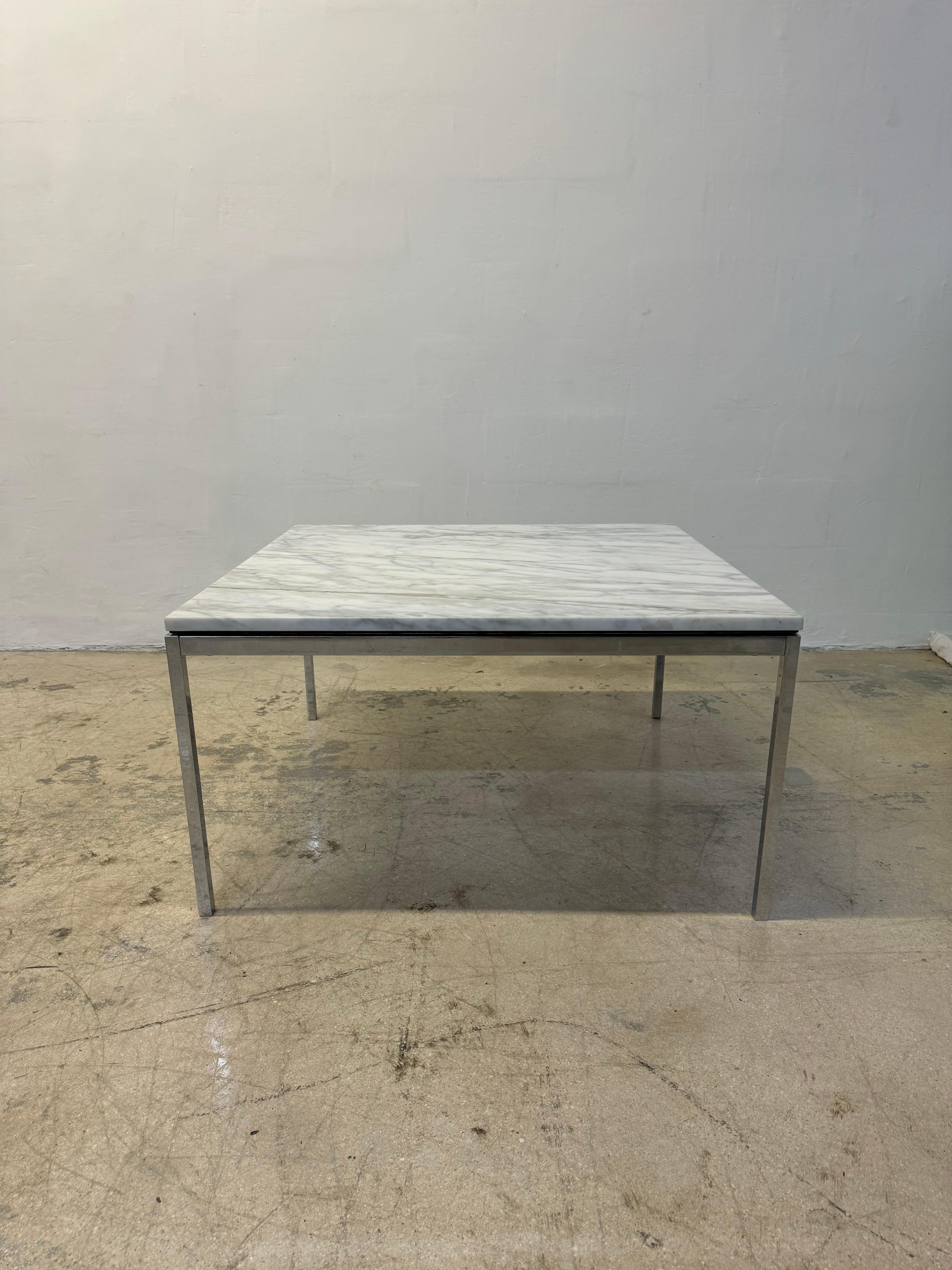 Table basse à plateau carré en marbre Arabescato sur une base en chrome poli, conçue à l'origine par Florence Knoll en 1954 et produite par le Studio Knoll depuis lors.  Cette table est une édition de la fin des années 1990.  Le label Knoll 