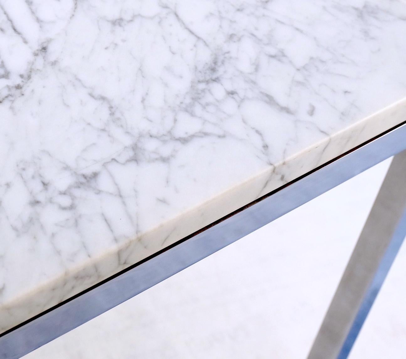 Table basse carrée Florence Knoll avec plateau en marbre et base chromée massive à l'extrémité latérale  Bon état - En vente à Rockaway, NJ