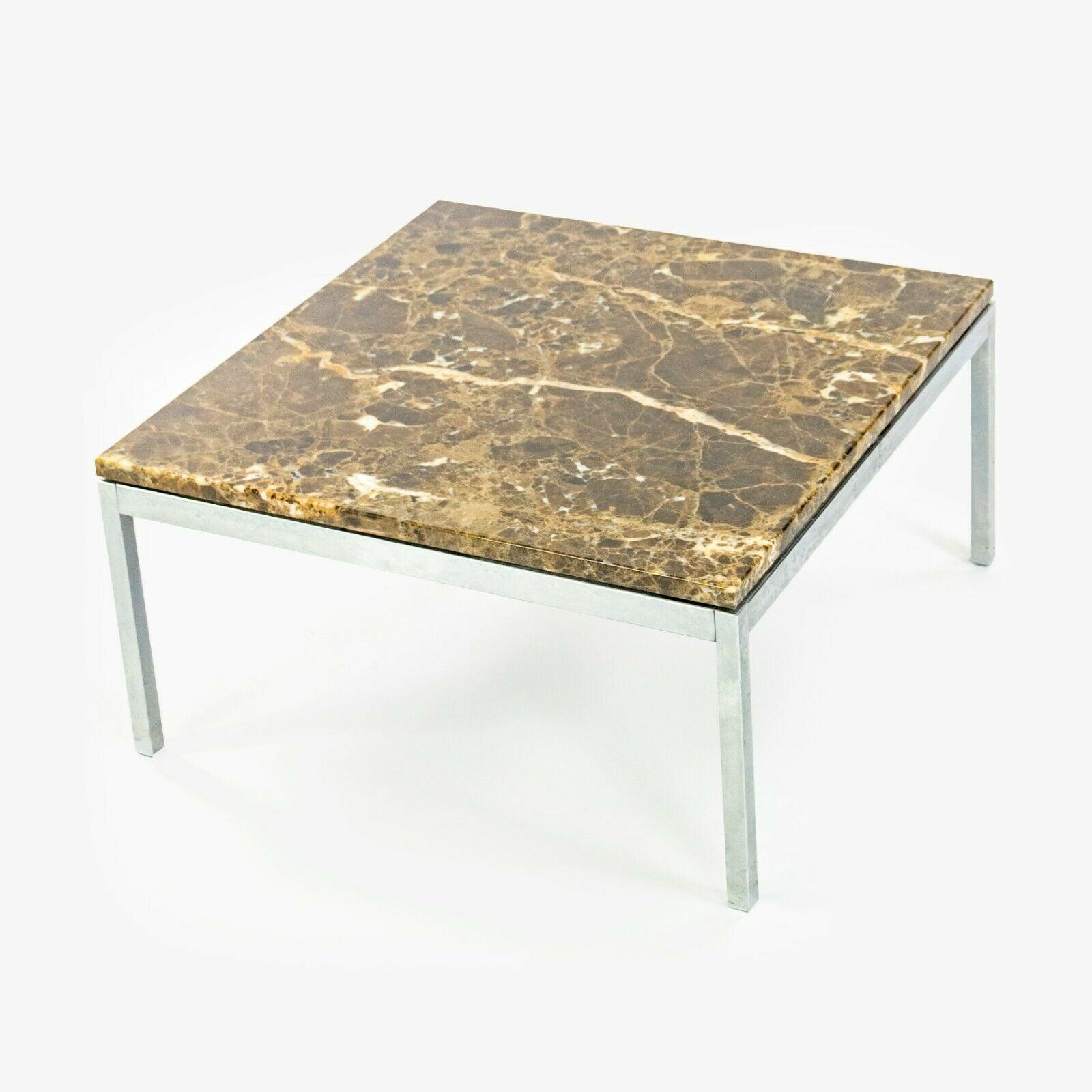 Listed for sale is a Florence Knoll for Knoll Studio 23.5 x 23.5 x 12 inch low coffee table / end table. Ce modèle possède un magnifique plateau en marbre espresso et une base en très bon état. La pièce présente très peu d'usure et le dessus est