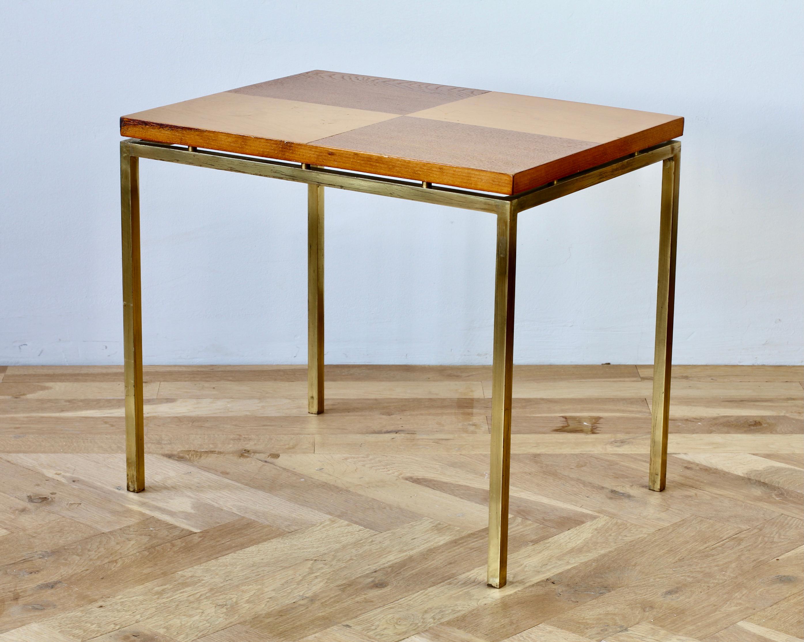 Table d'appoint ou de bout style Florence Knoll, milieu du siècle, en placage de bois à carreaux et laiton en vente 2