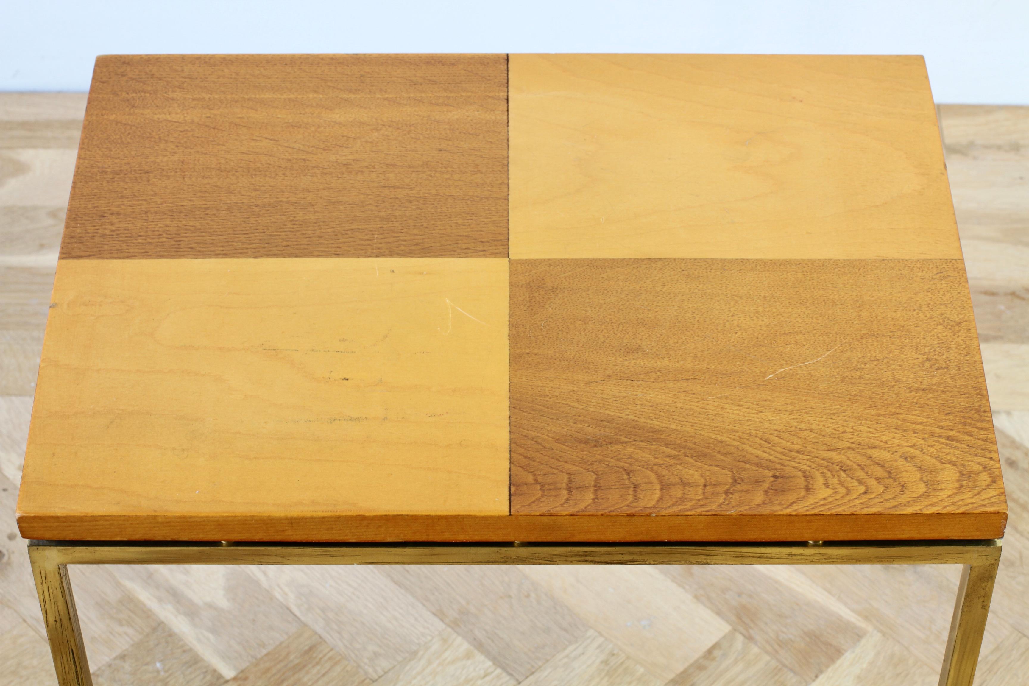 Table d'appoint ou de bout style Florence Knoll, milieu du siècle, en placage de bois à carreaux et laiton en vente 4