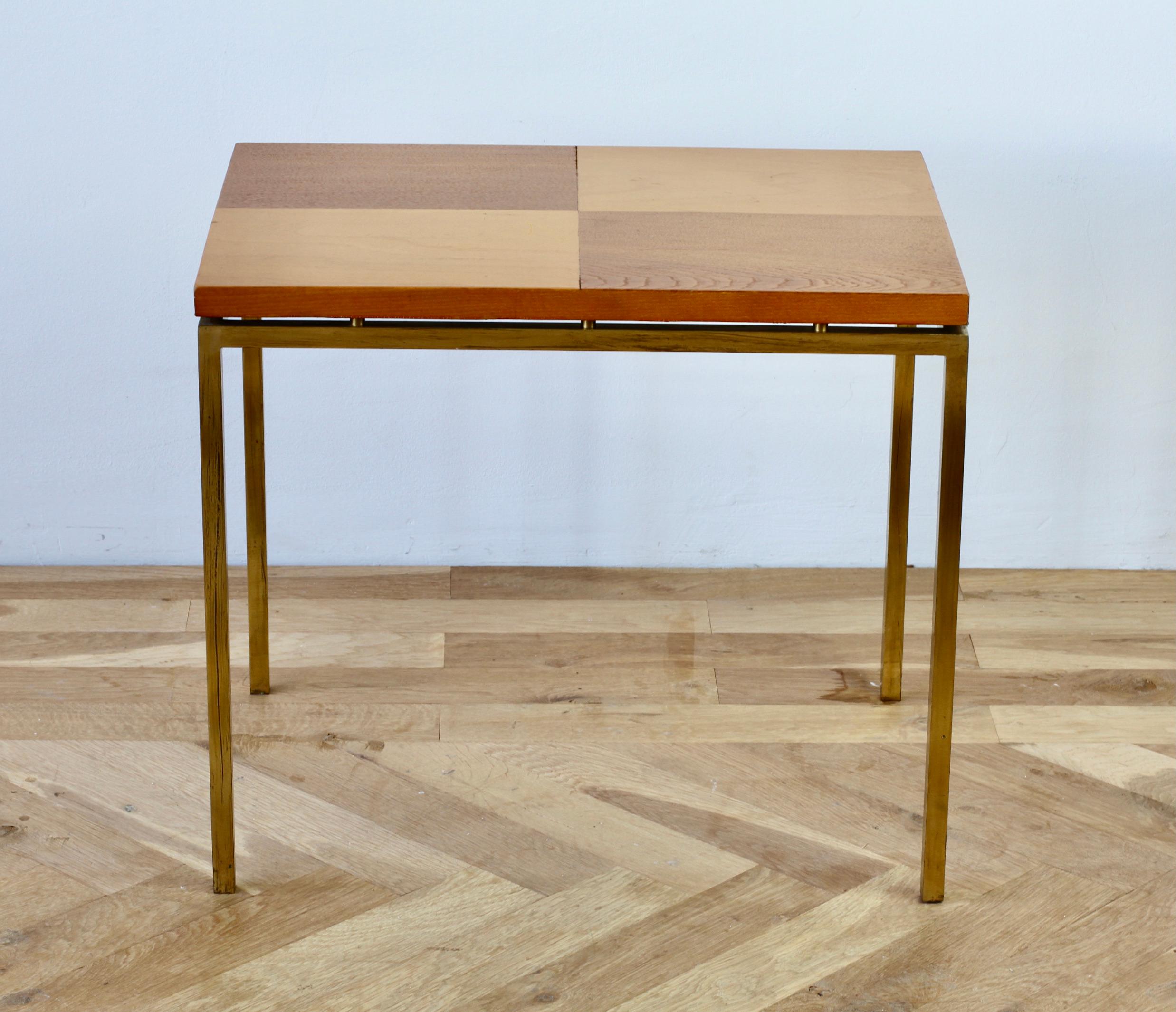 Mid-Century Modern Table d'appoint ou de bout style Florence Knoll, milieu du siècle, en placage de bois à carreaux et laiton en vente