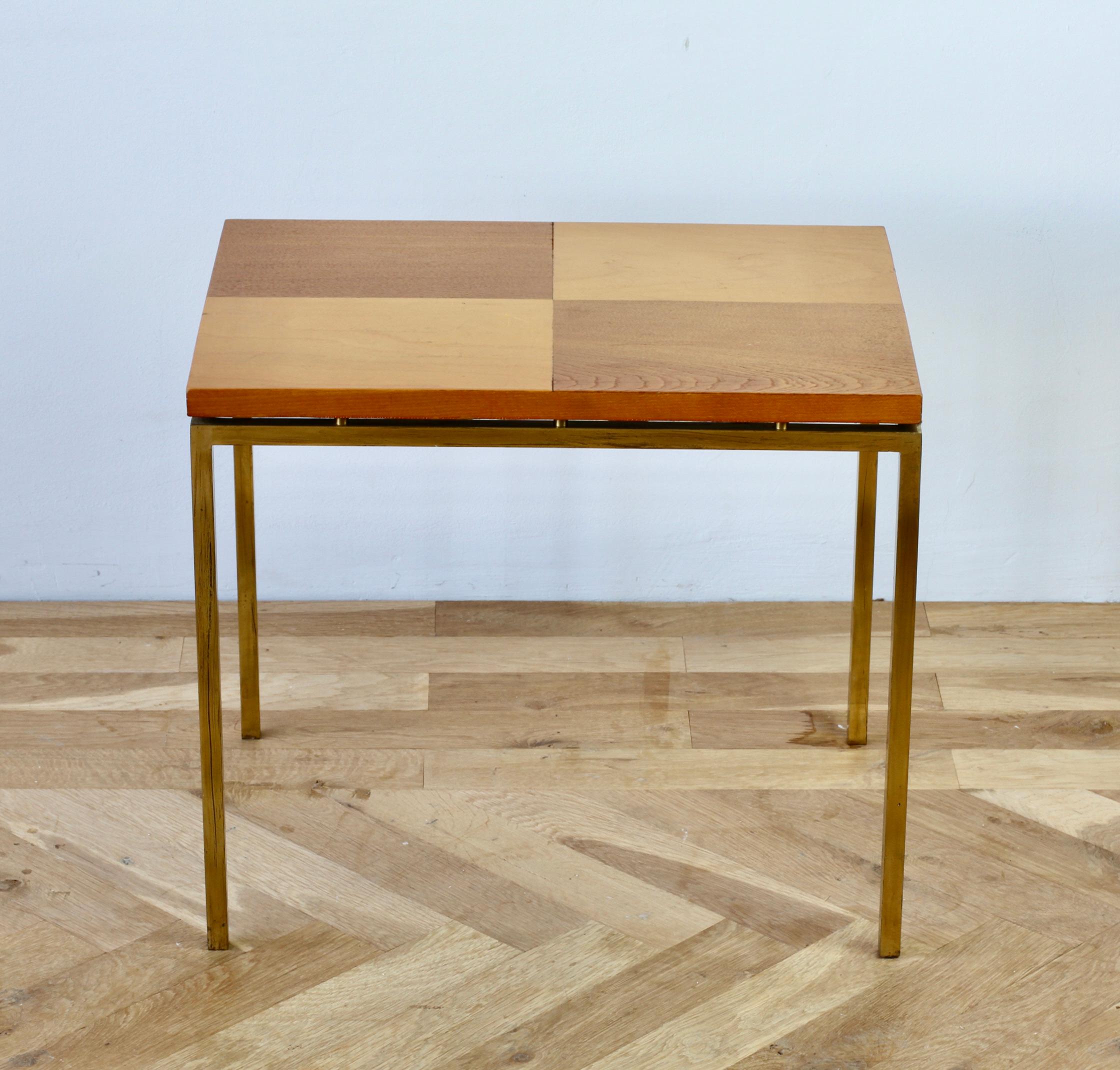 Placage Table d'appoint ou de bout style Florence Knoll, milieu du siècle, en placage de bois à carreaux et laiton en vente