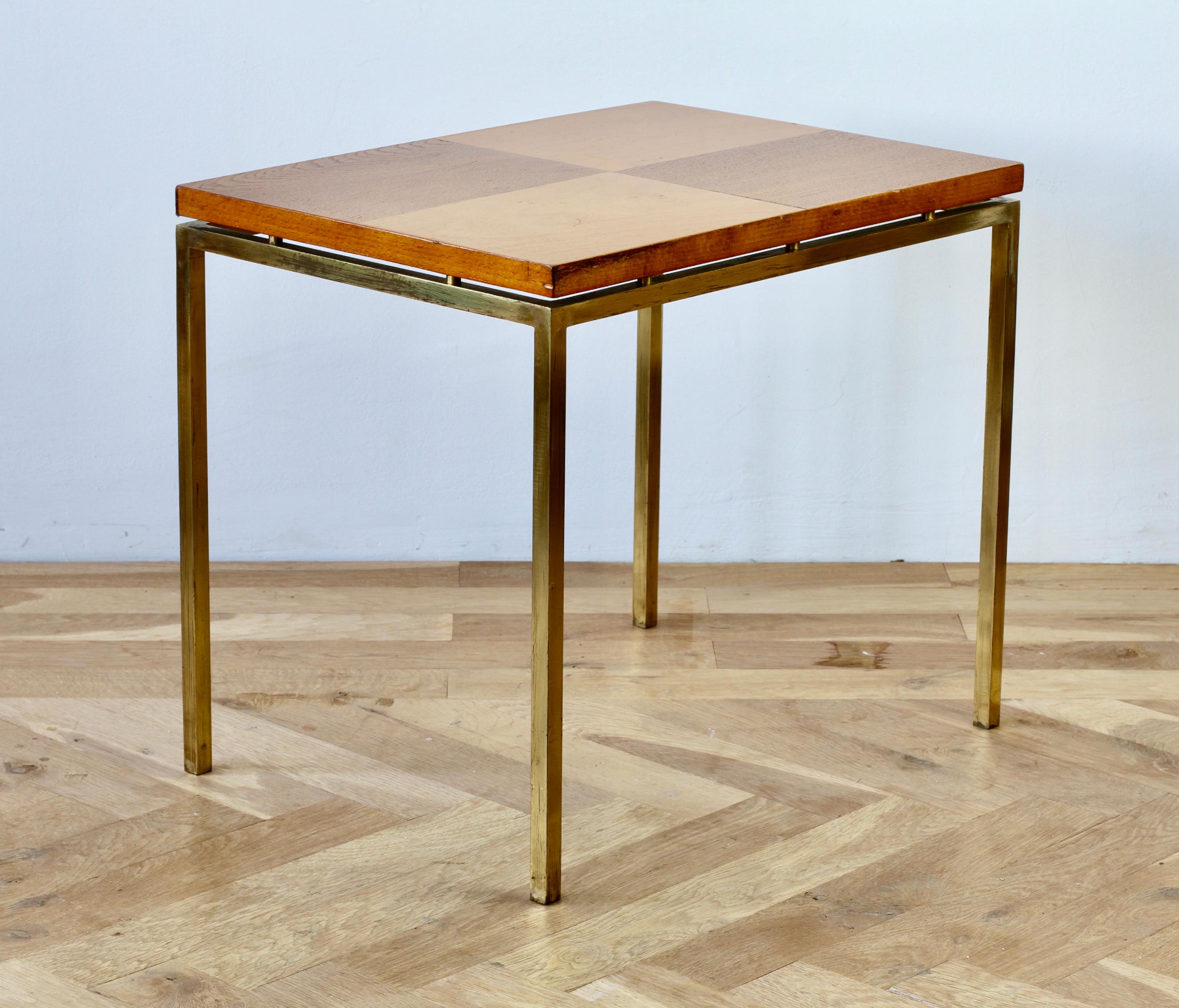 20ième siècle Table d'appoint ou de bout style Florence Knoll, milieu du siècle, en placage de bois à carreaux et laiton en vente