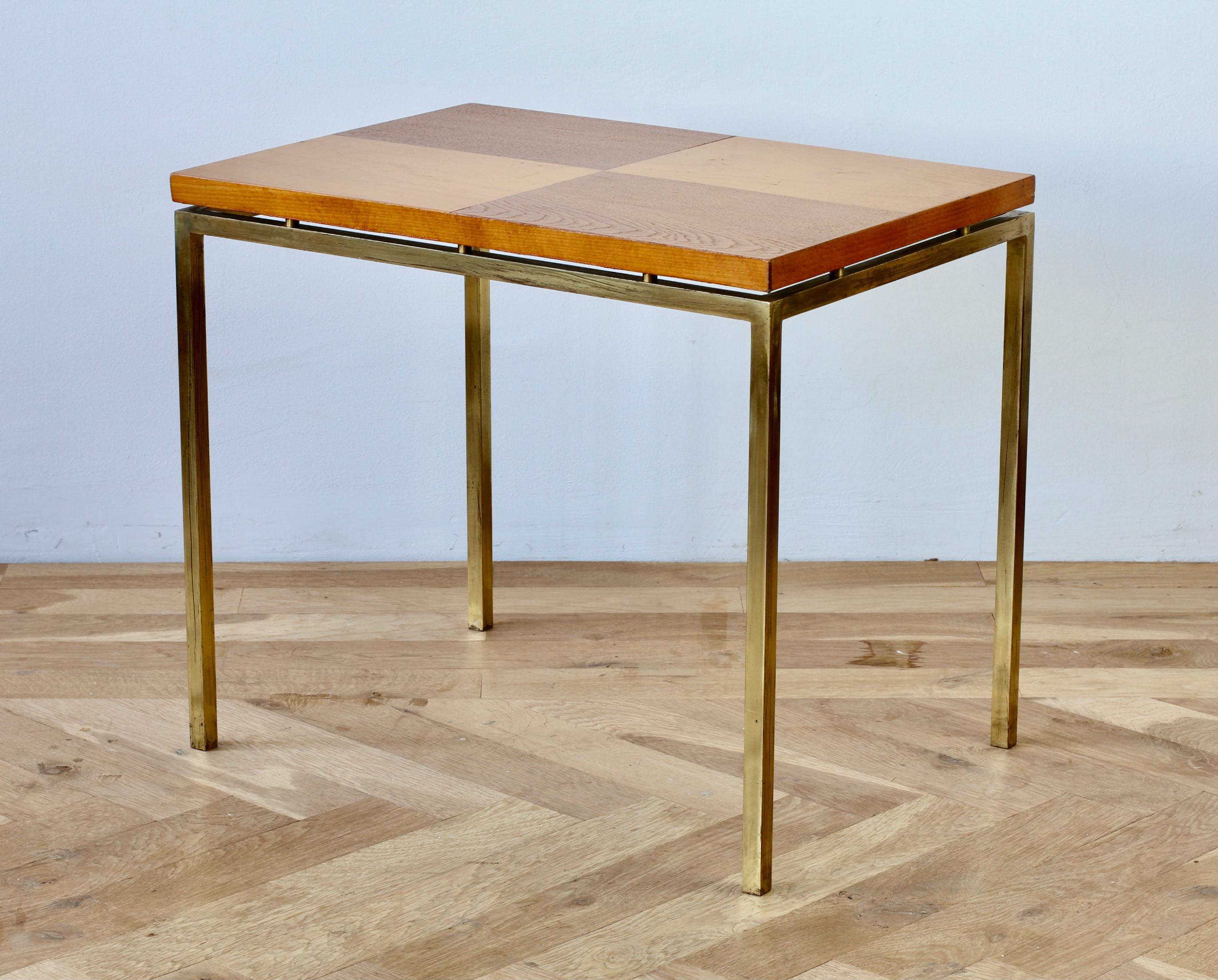 Table d'appoint ou de bout style Florence Knoll, milieu du siècle, en placage de bois à carreaux et laiton en vente 1