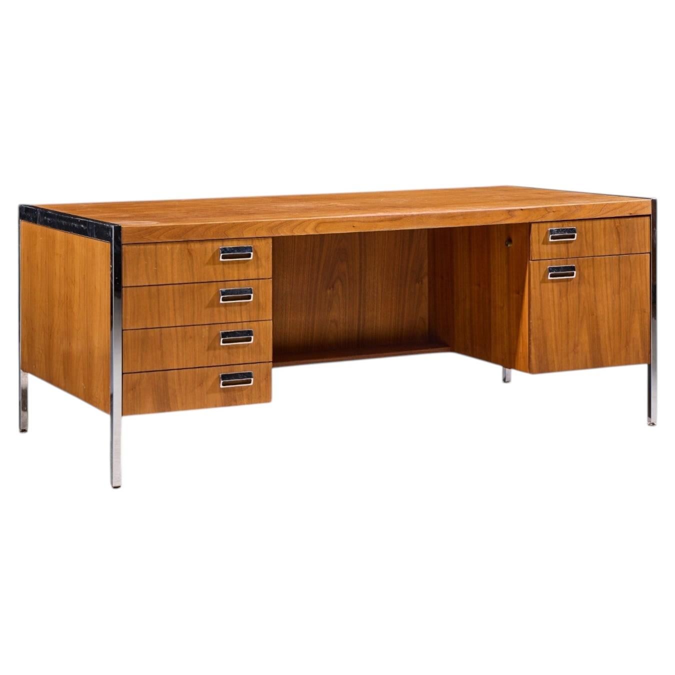 Escritorio ejecutivo de estilo Florence Knoll de mediados de siglo, en cromo y nogal